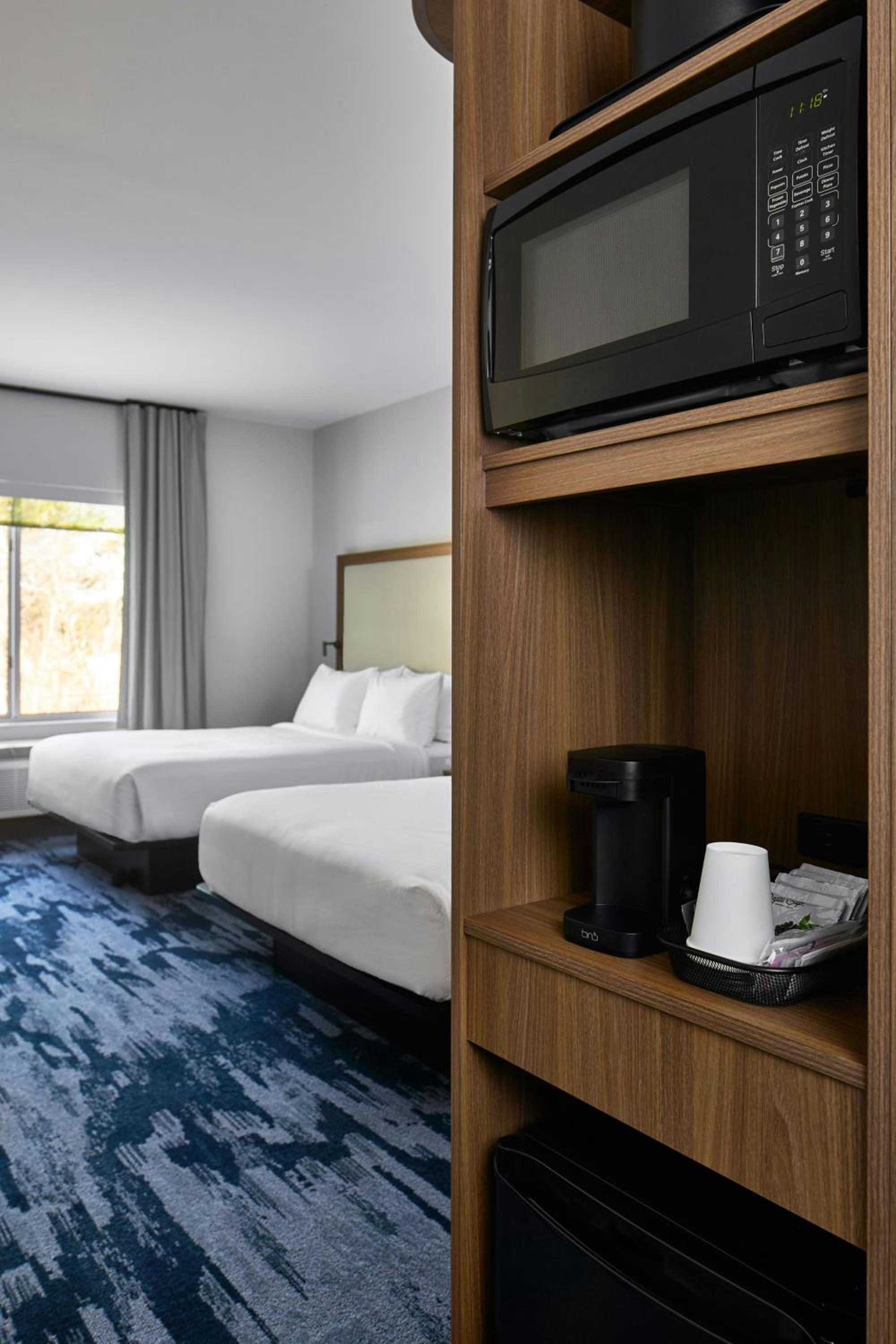 Standard Queen Room with Two Queen Beds - Photo 3