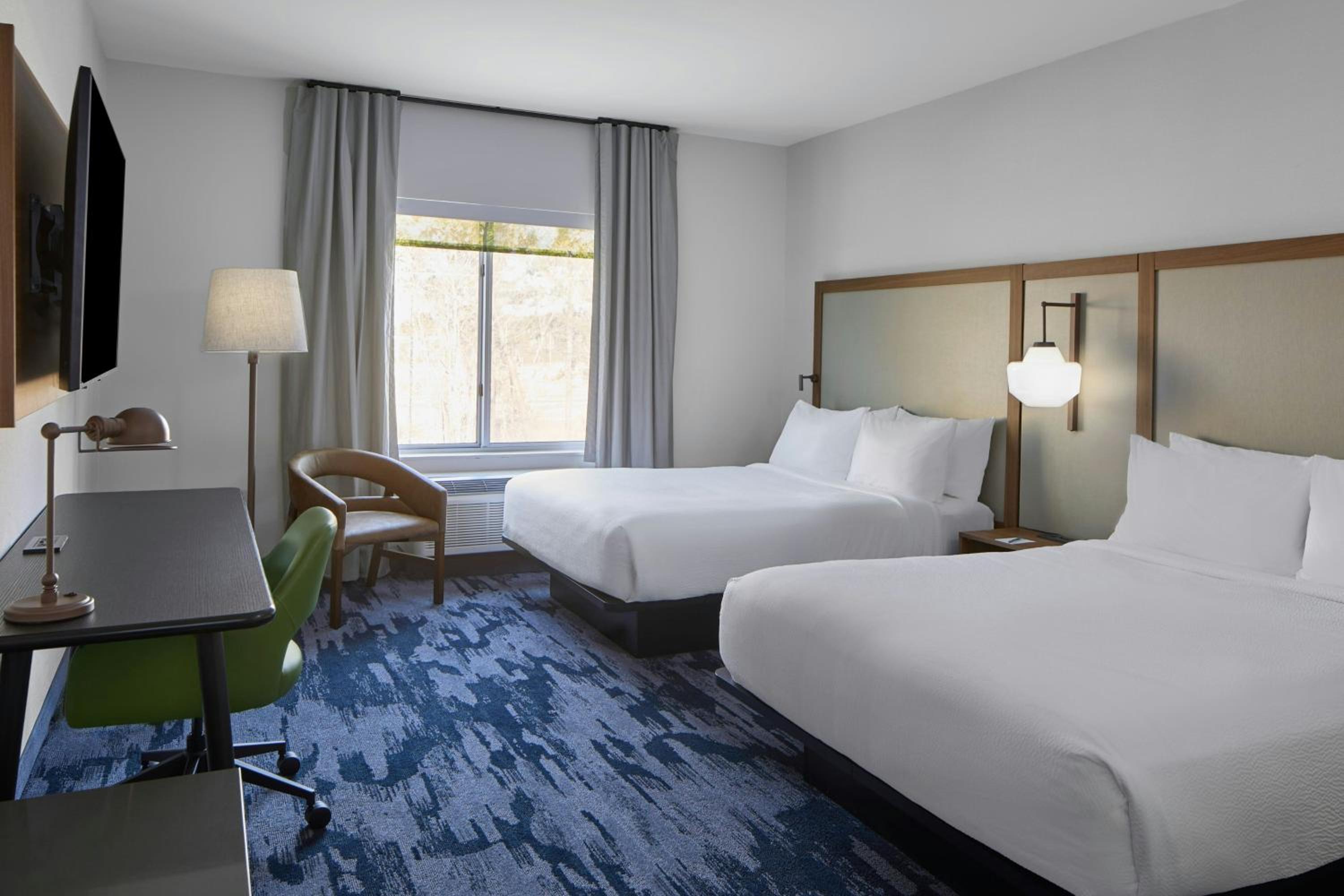 Standard Queen Room with Two Queen Beds - Photo 4