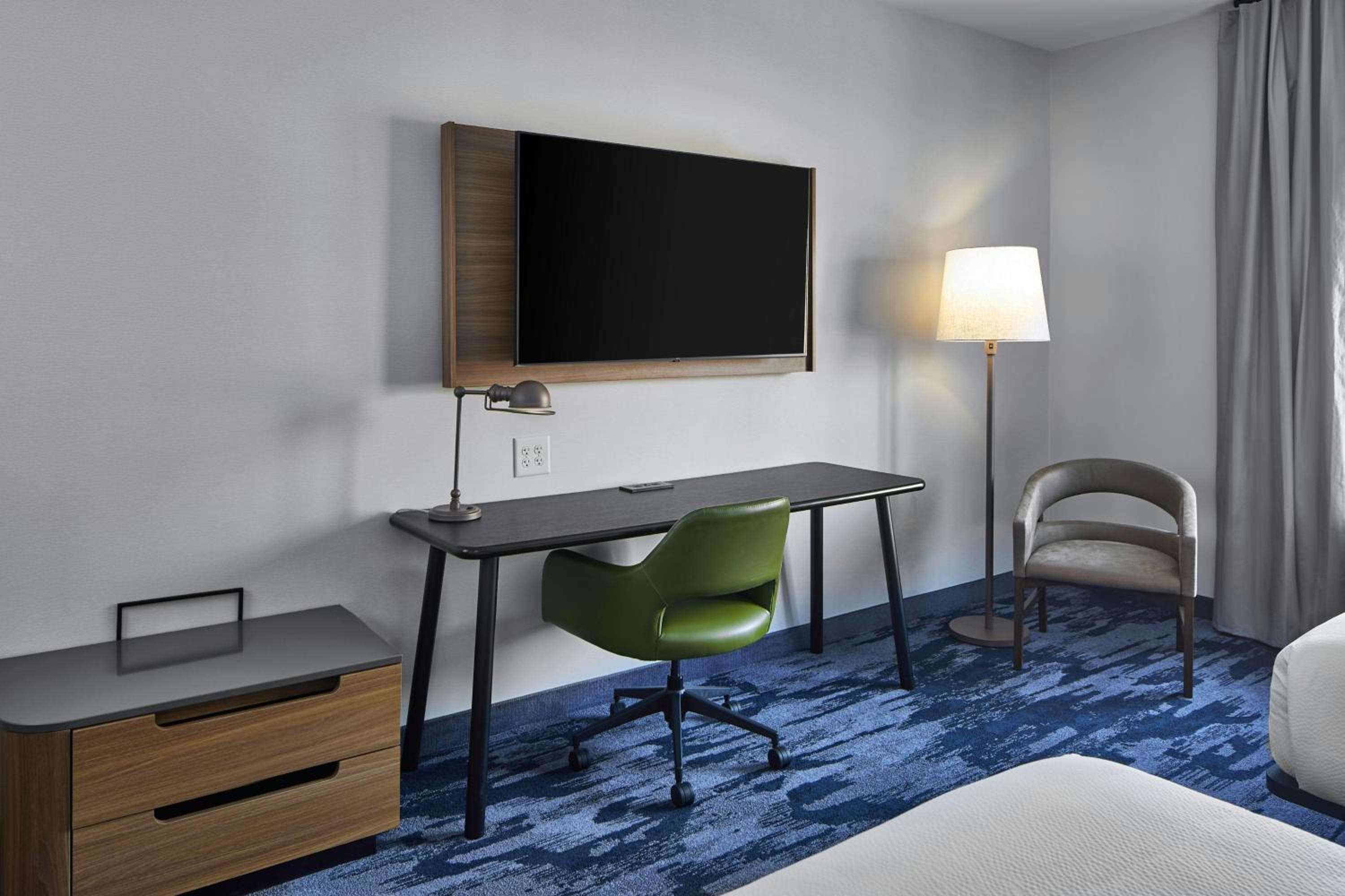 Standard Queen Room with Two Queen Beds - Photo 2