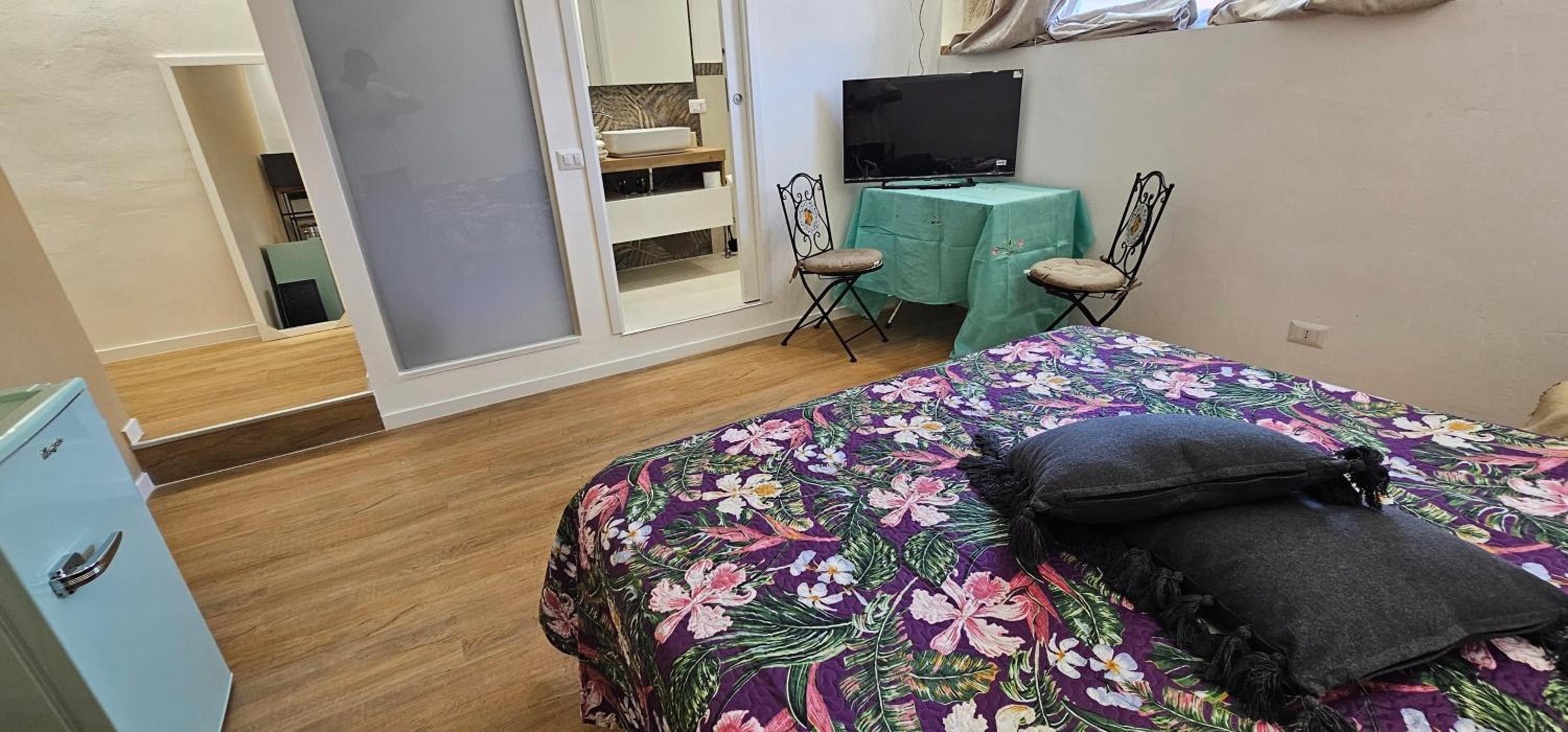 Large Double Room - Photo 3