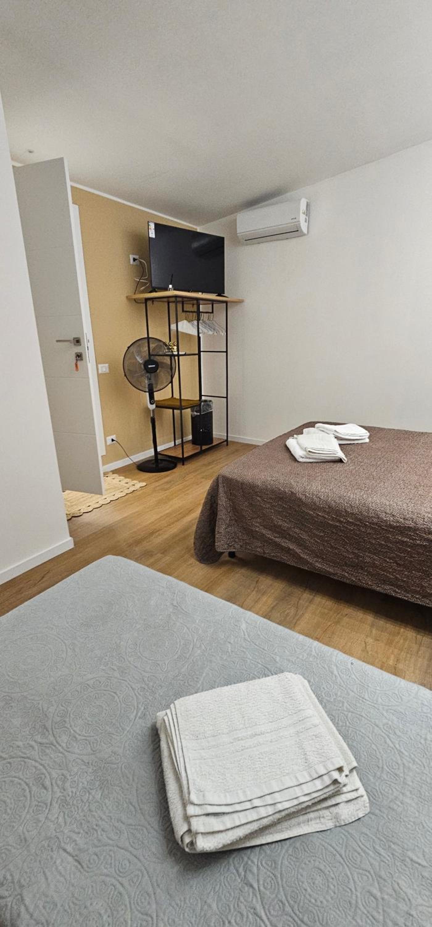 Large Double Room - Photo 6