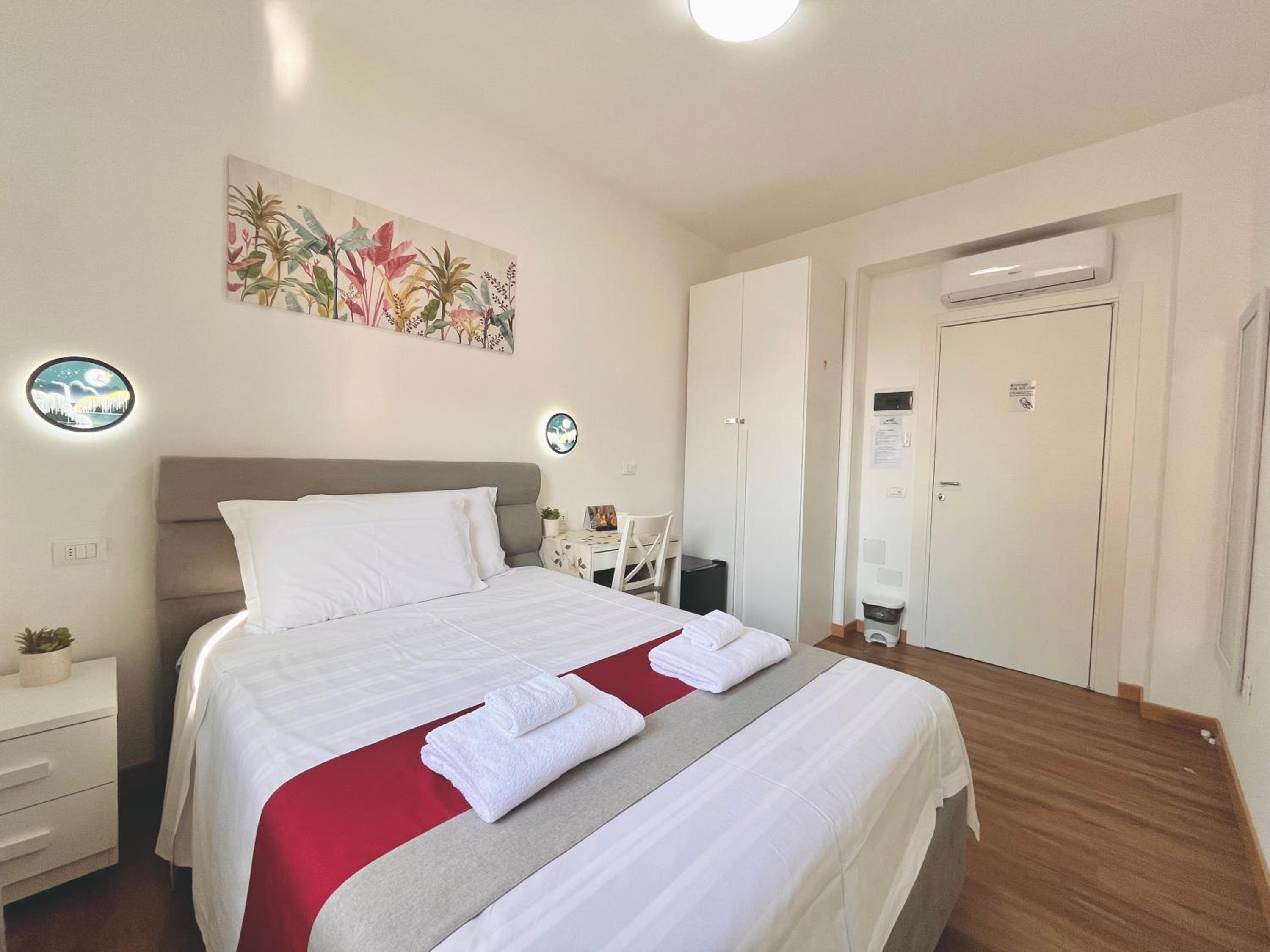 Double or Twin Room with Private Bathroom photo 2