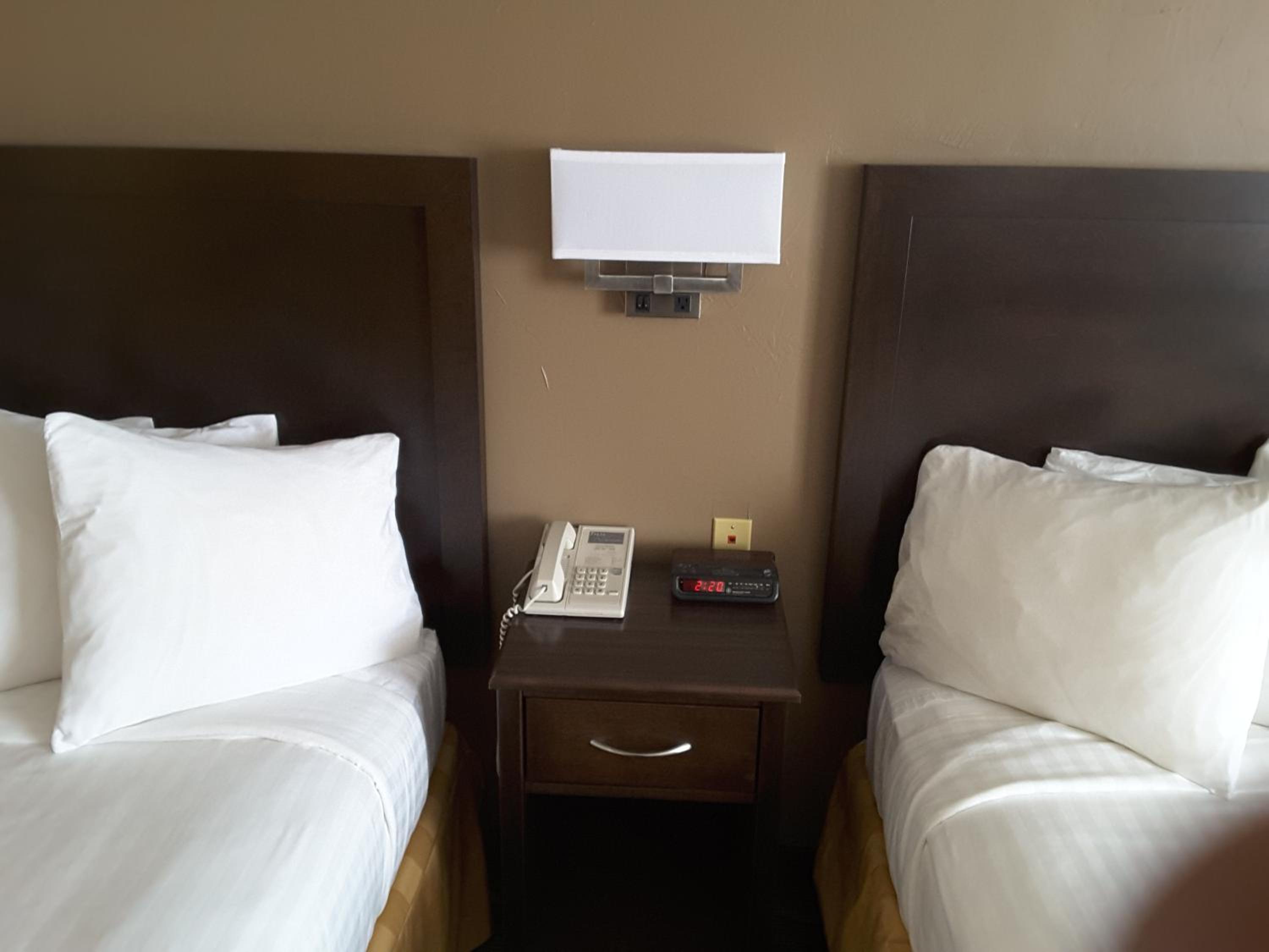 Queen Room with Two Queen Beds - Disability Access photo 2