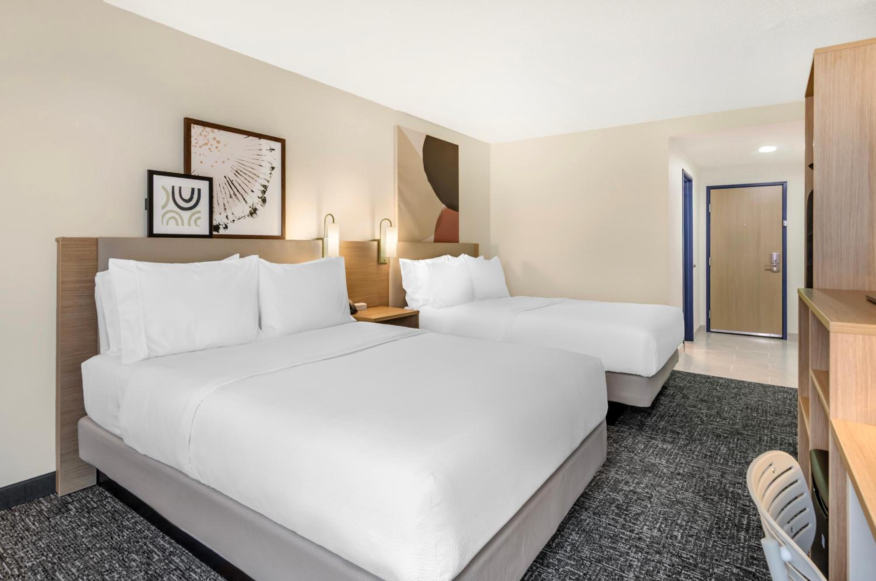 Queen Room with Two Queen Beds - Photo 8