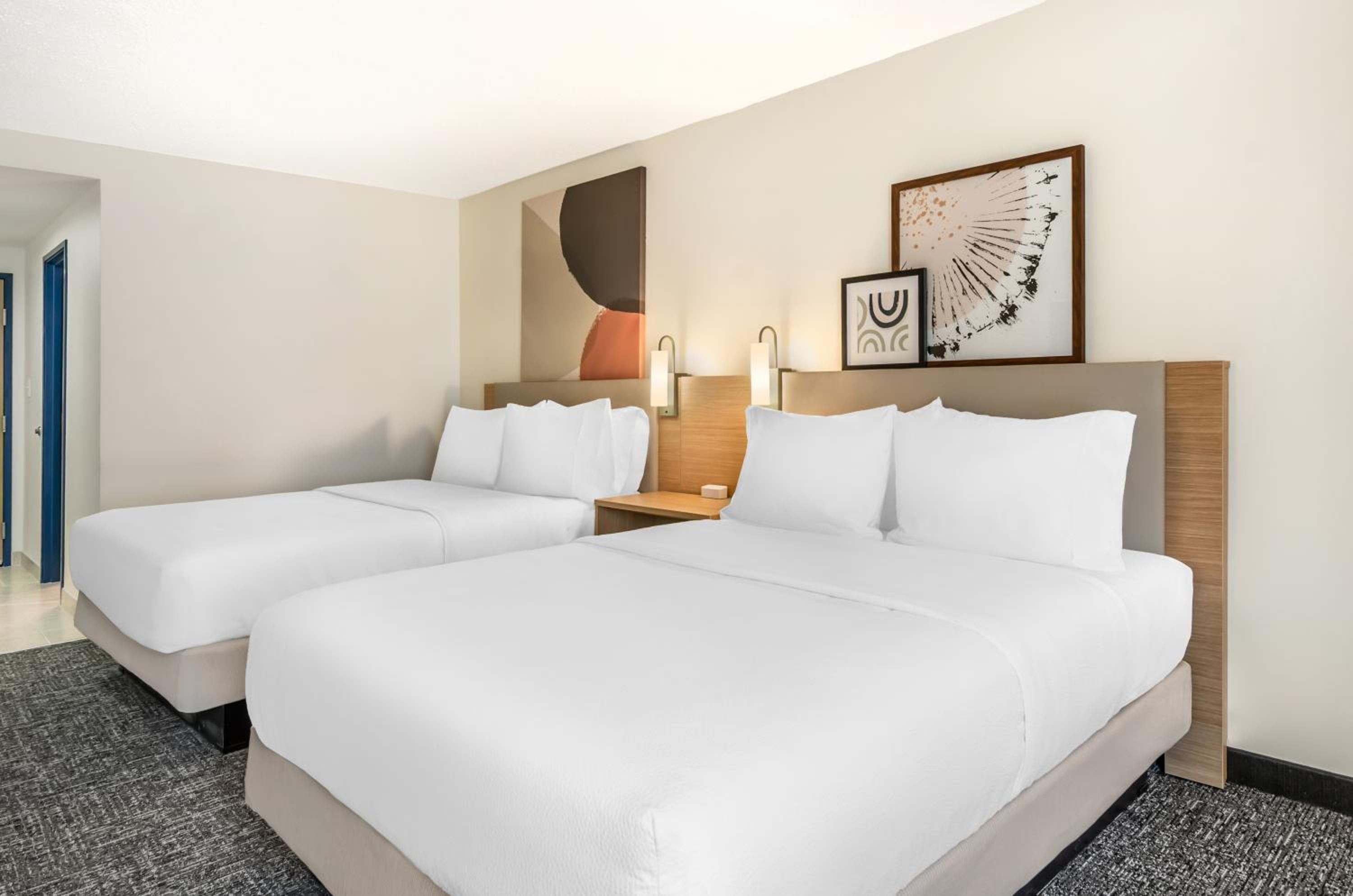 Queen Room with Two Queen Beds - Photo 9