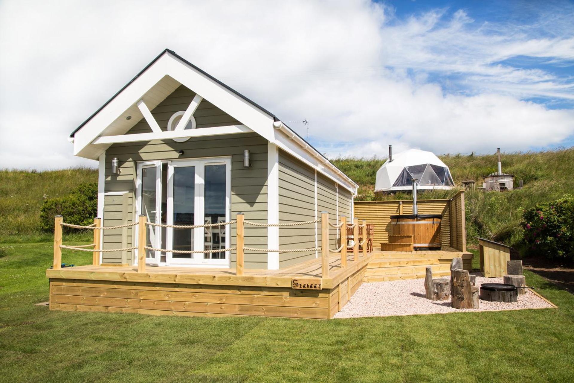  Deluxe Beach Hut Wood Fired Hot Tub Pet Friendly photo 2