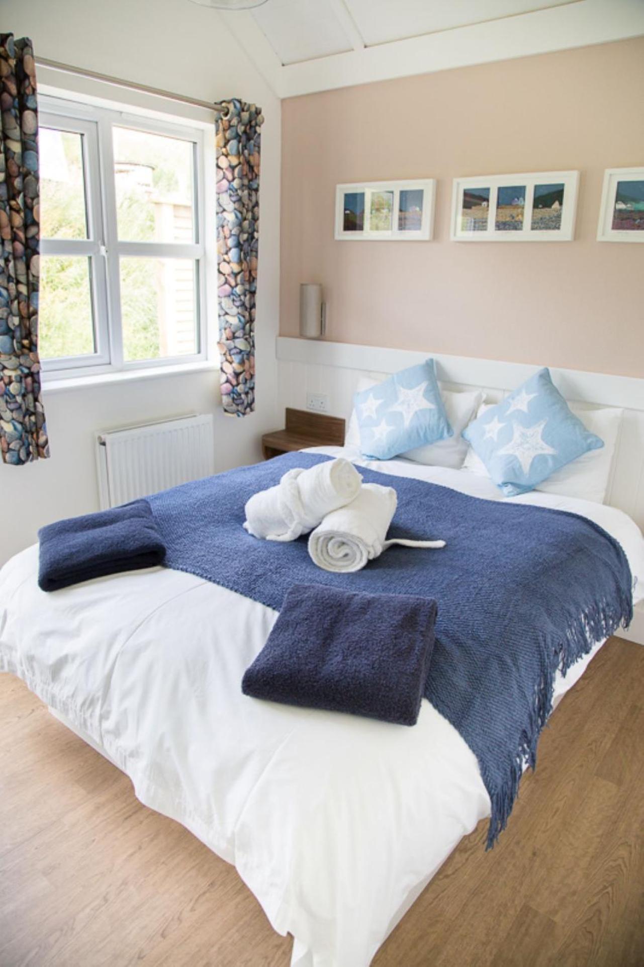 Deluxe Beach Hut Wood Fired Hot Tub Pet Friendly