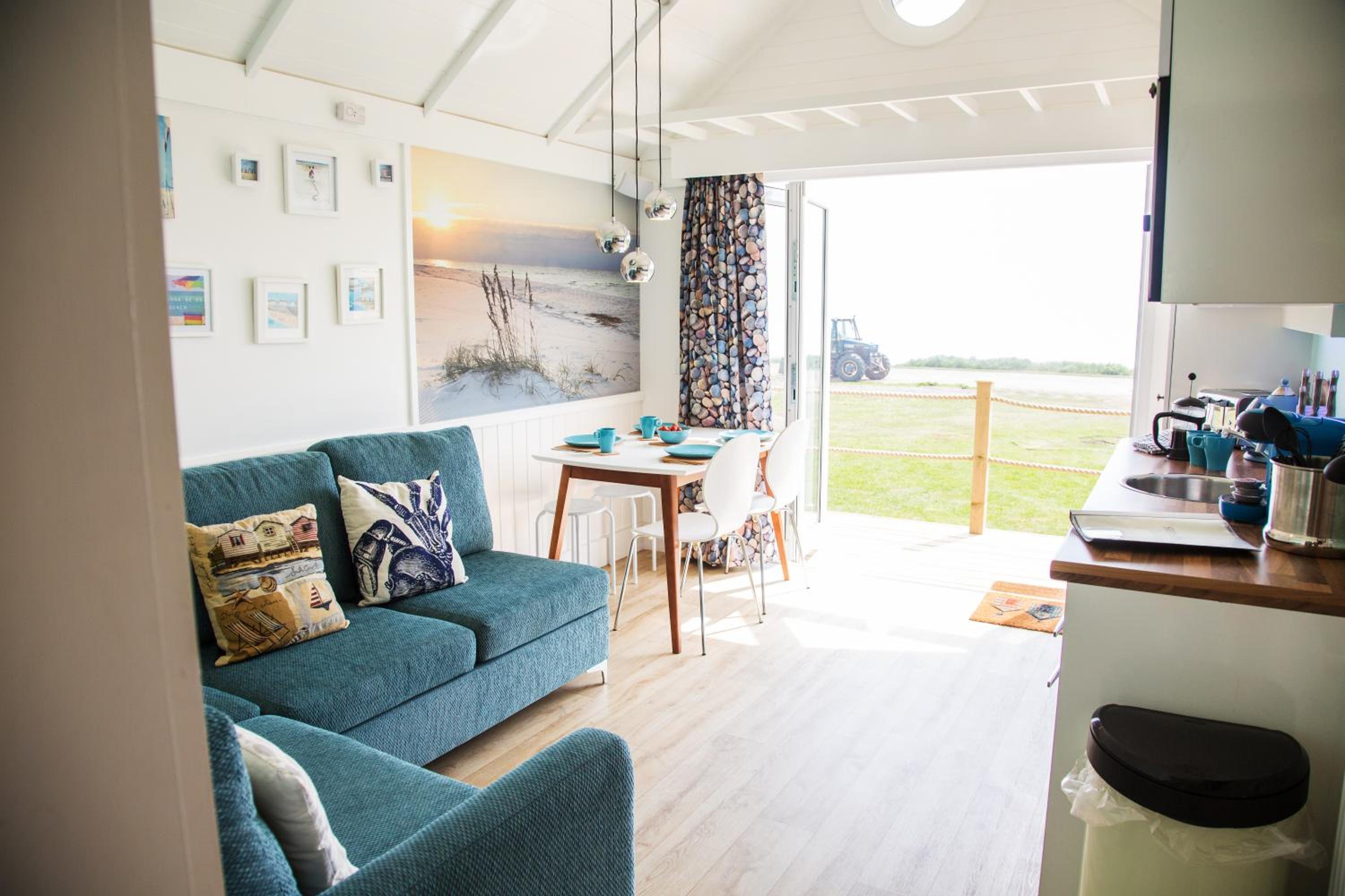 Deluxe Beach Hut Wood Fired Hot Tub (no pets)