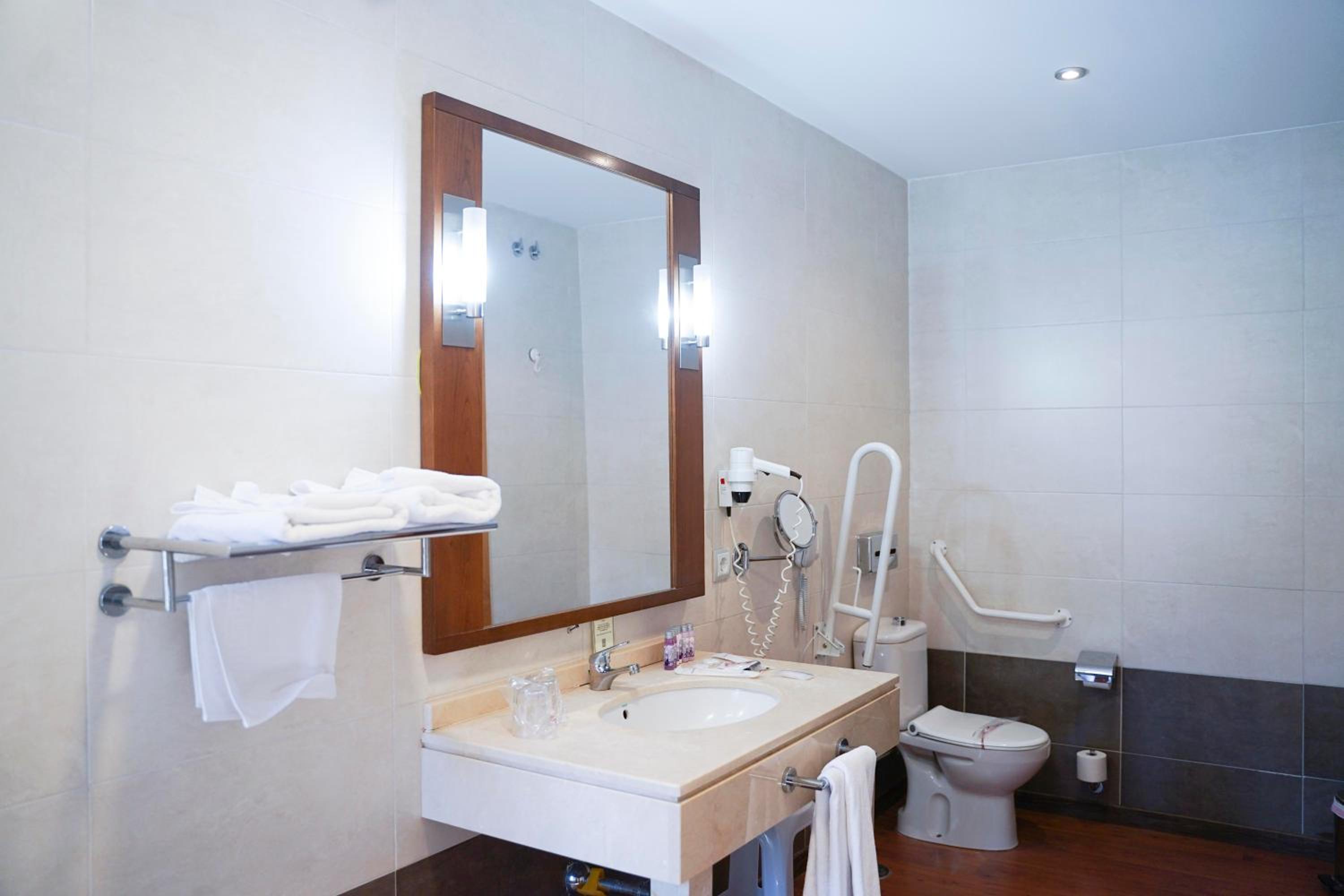Double Room - Disability Access with Spa included photo 2