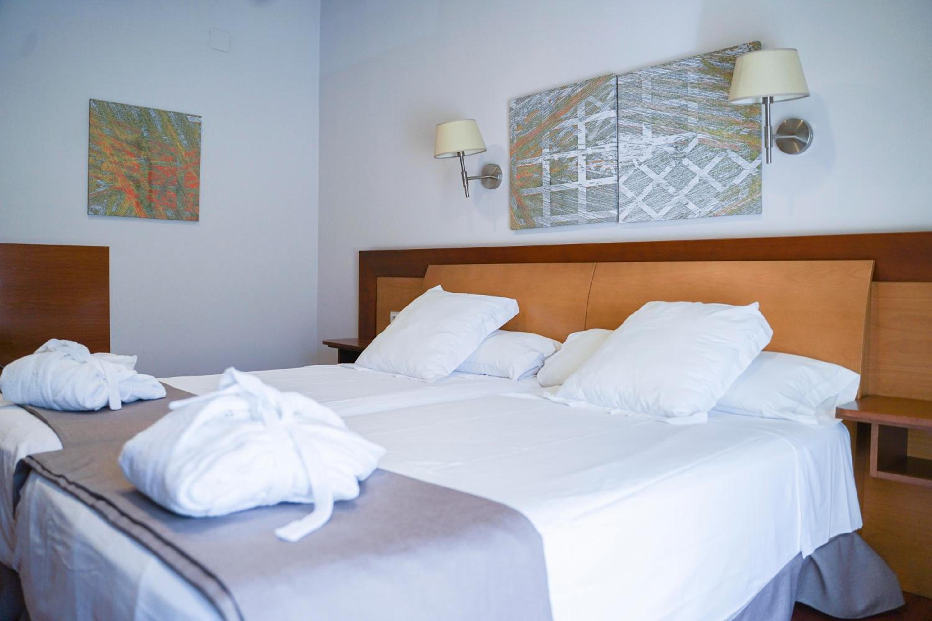 Comfort Quadruple Room with Spa and thermal circuit included Comfort Quadruple Room with Spa and thermal circuit included