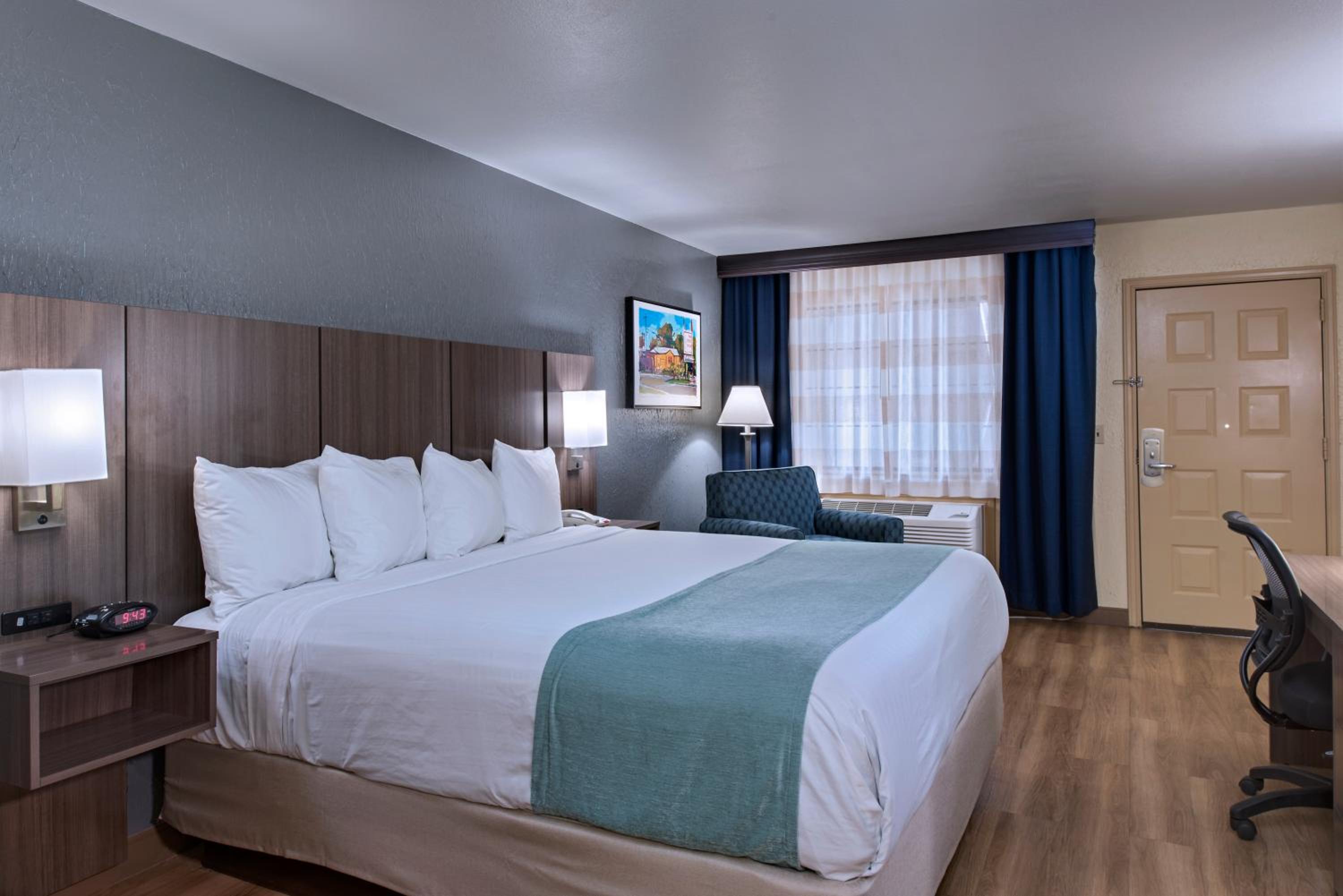 King Room With Sofa Bed photo 1