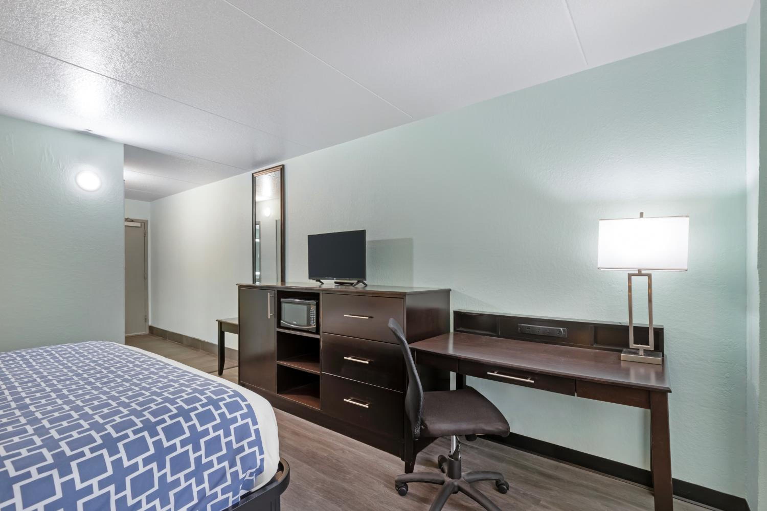Large King Suite with Sofa bed - Non Smoking - Photo 2