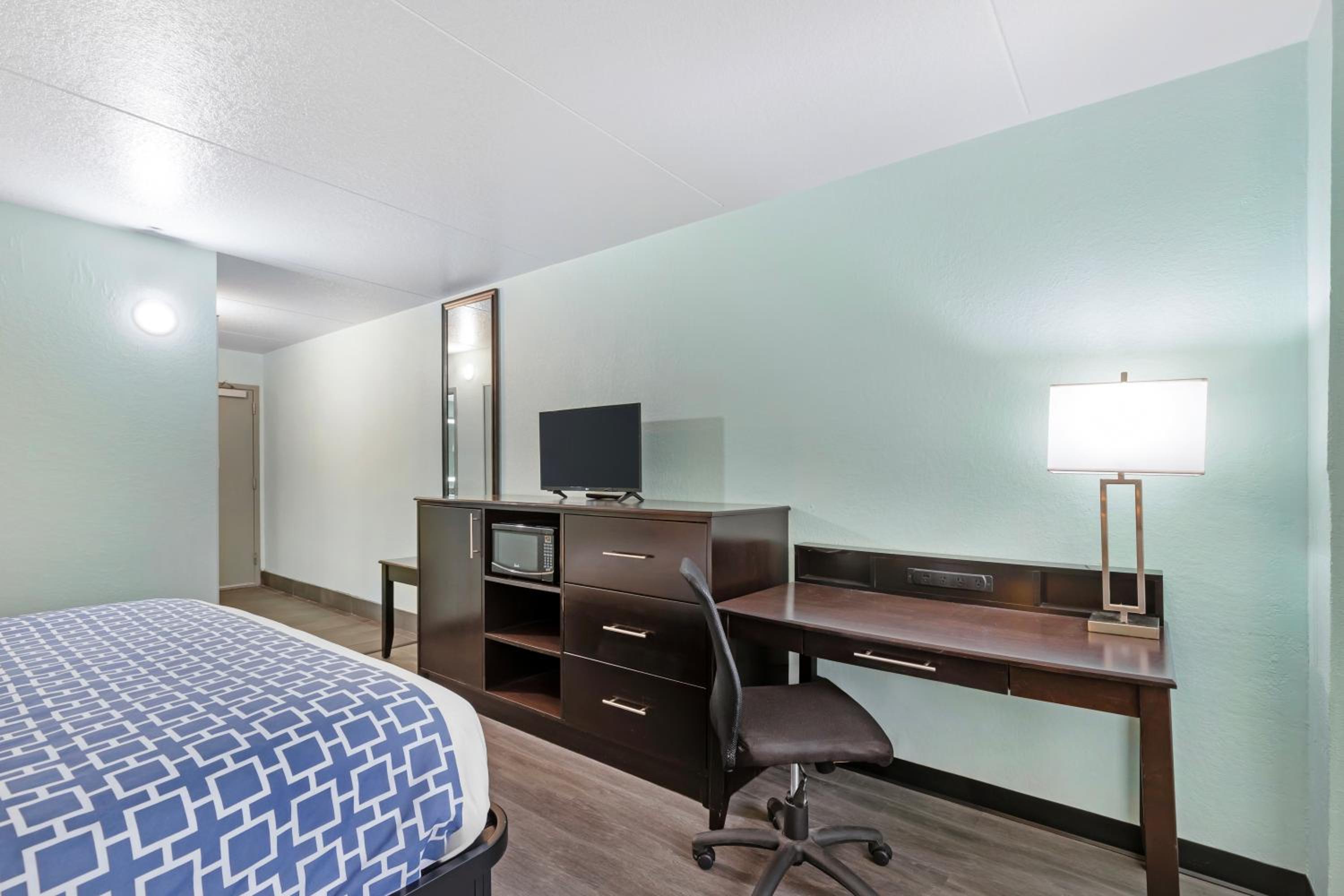 Large King Suite with Sofa bed - Non Smoking - Photo 4