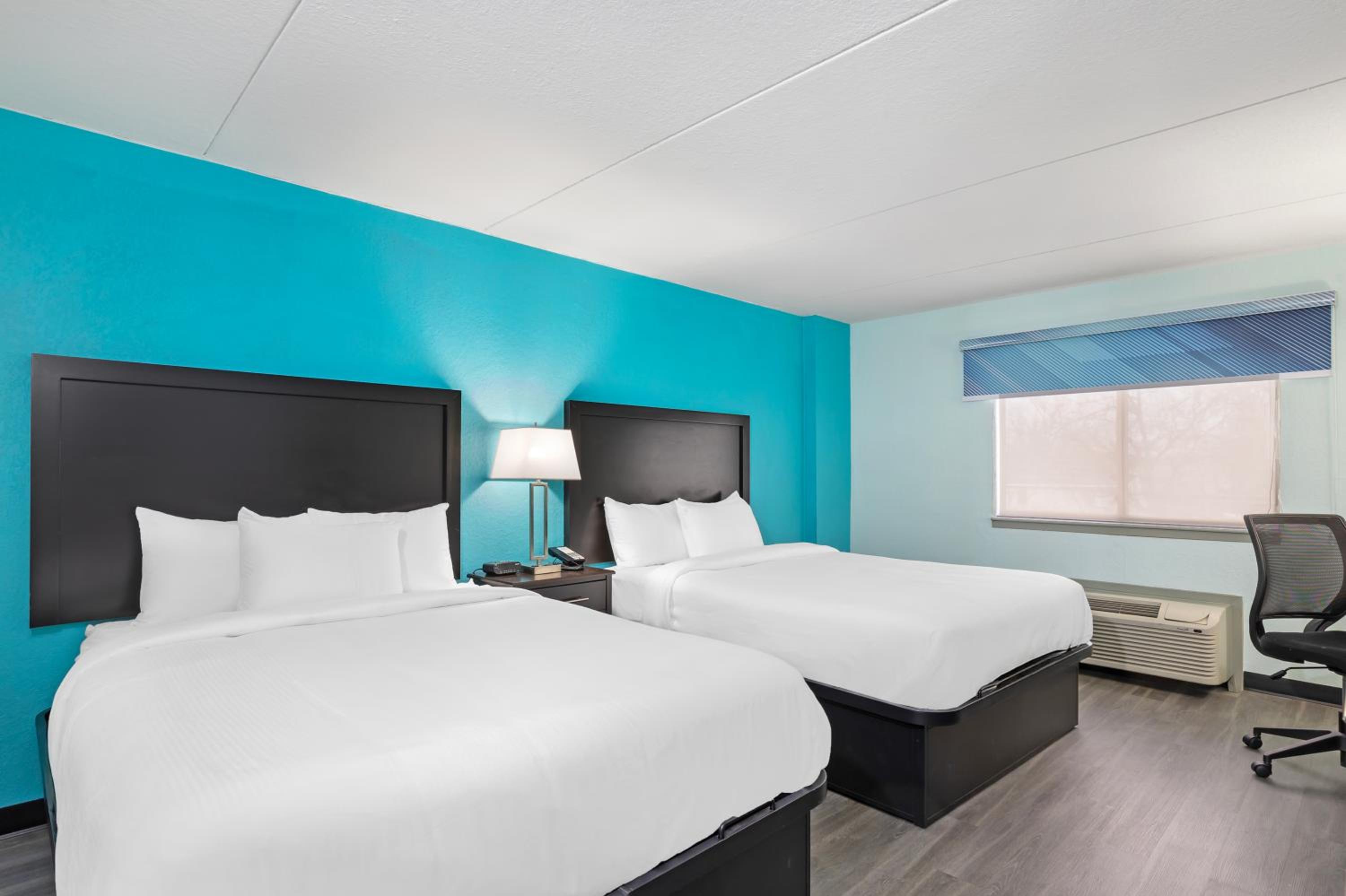 Quadruple Room with Two Queen Beds - Non Smoking - Photo 3