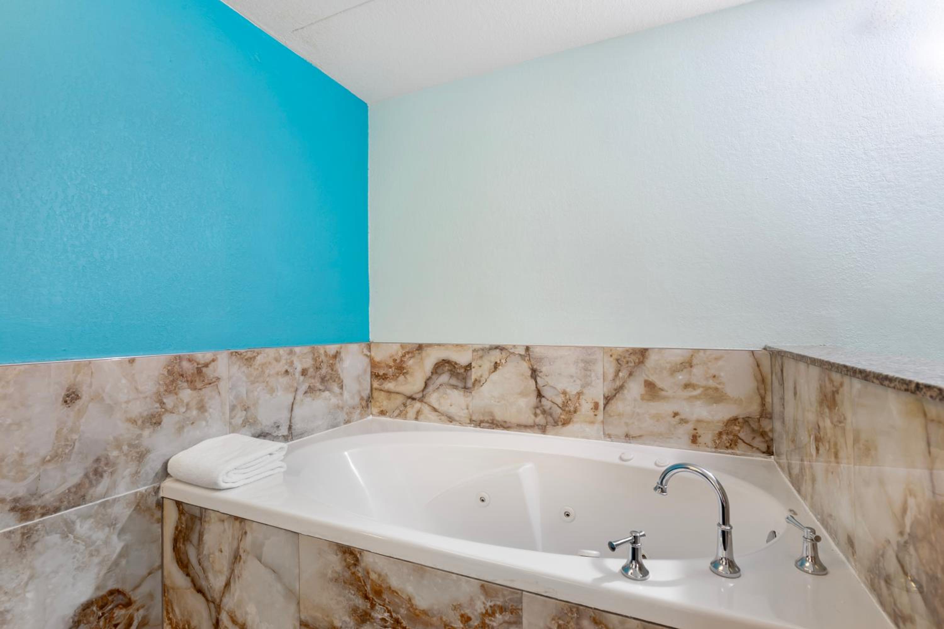 2 Bedroom King Suite with Jacuzzi - Non Smoking - Photo 4