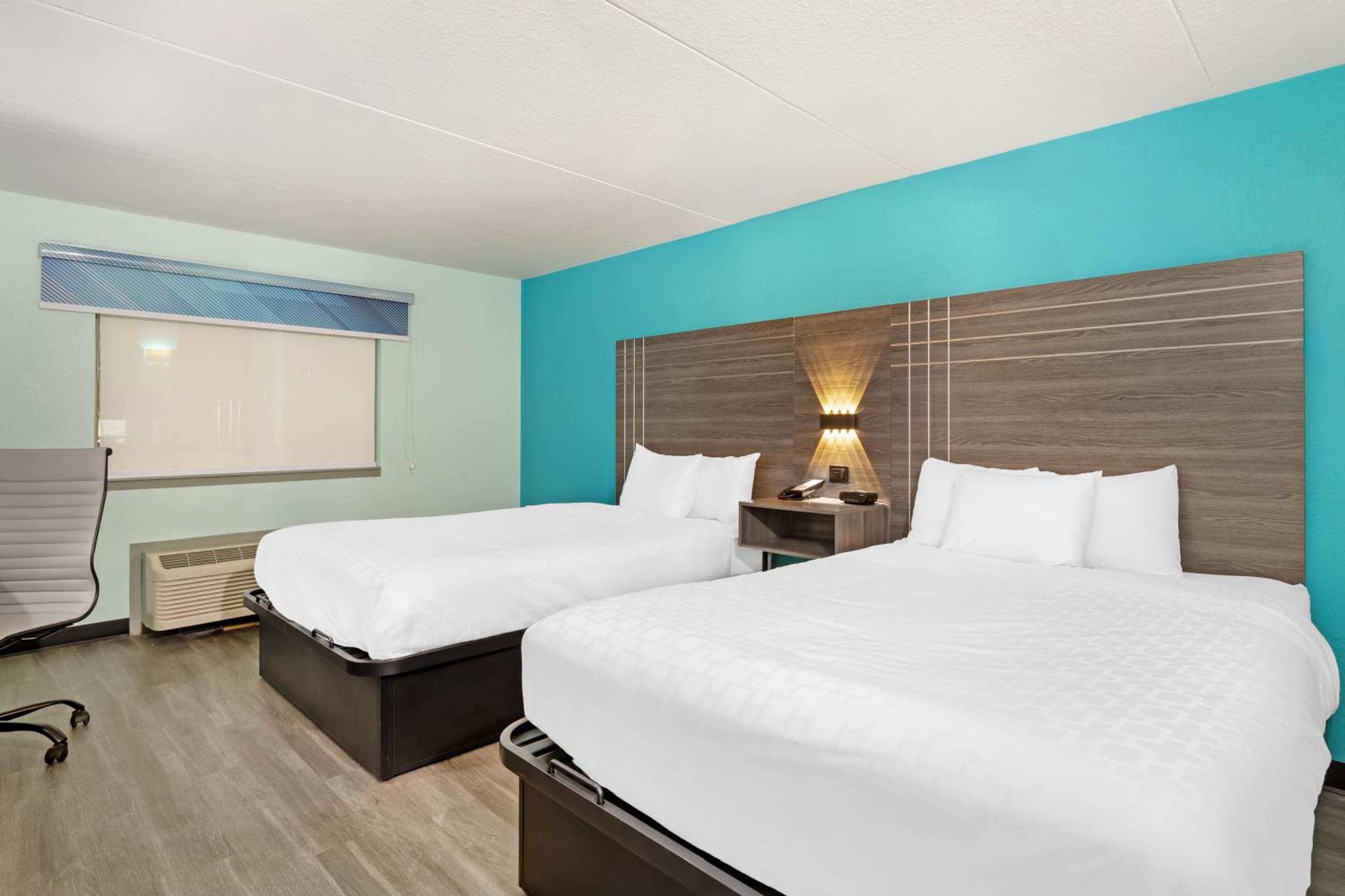 Quadruple Room with Two Queen Beds - Non Smoking - Photo 4