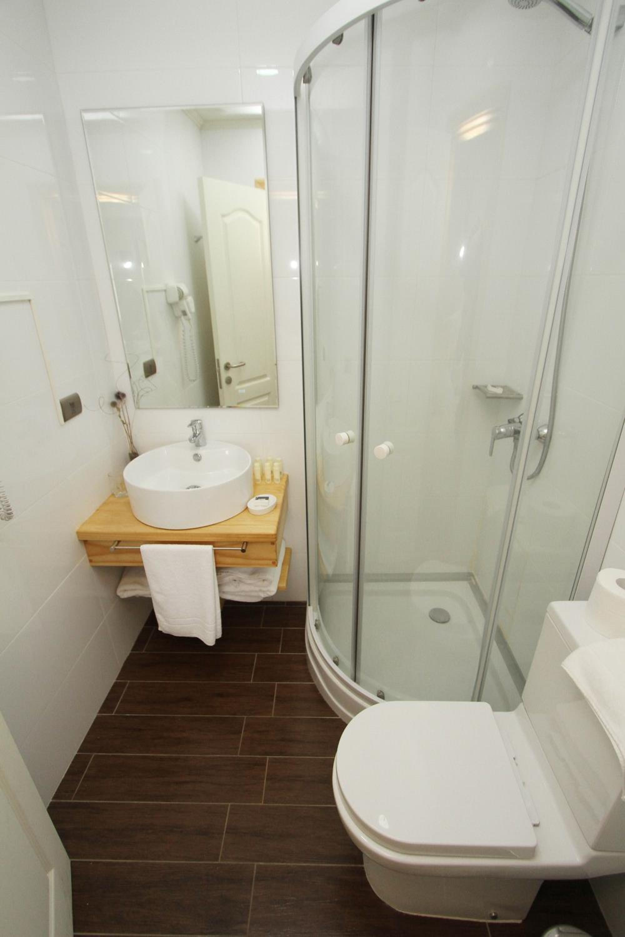 Standard Queen Room photo 3