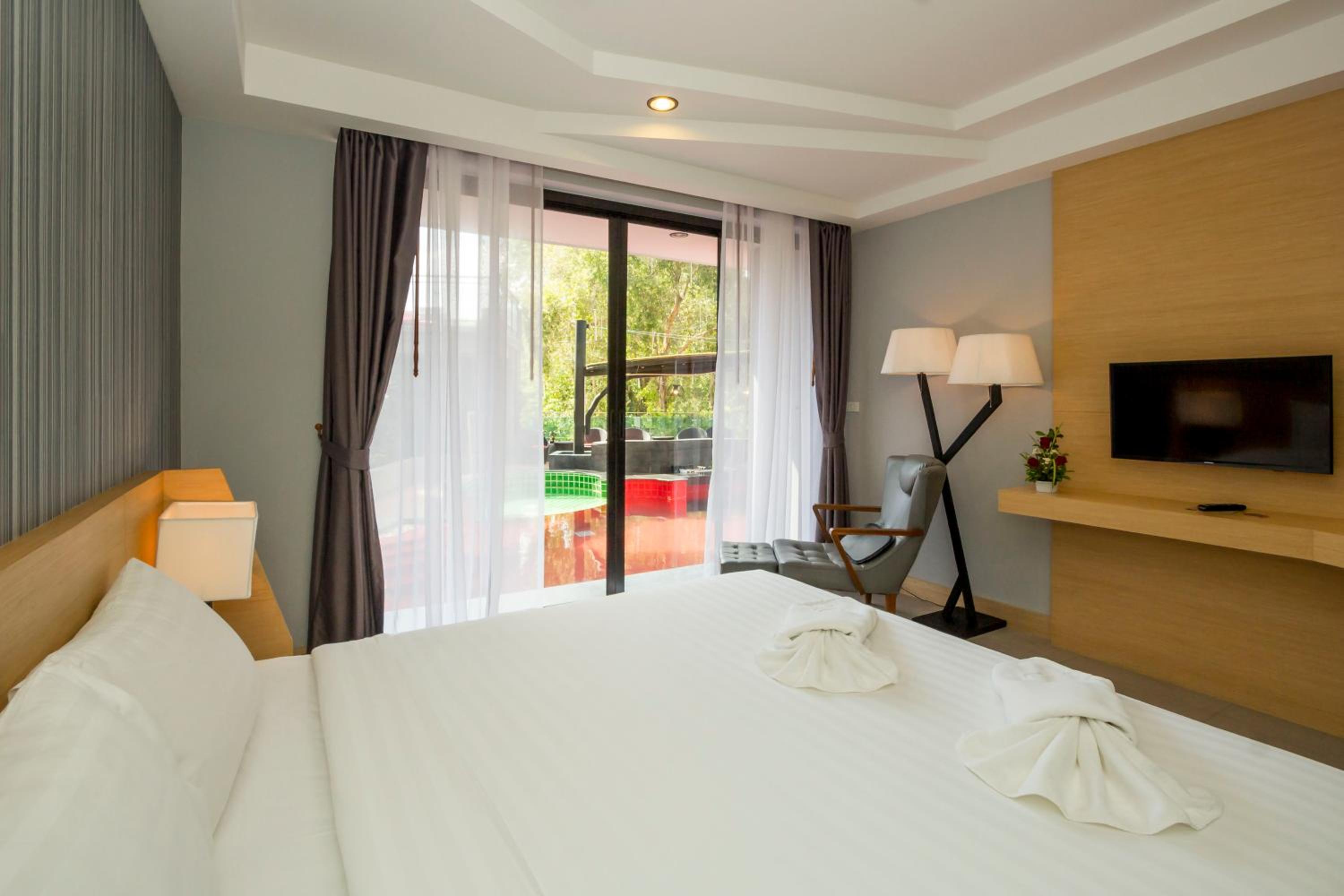 Deluxe Room With Pool Access photo 3