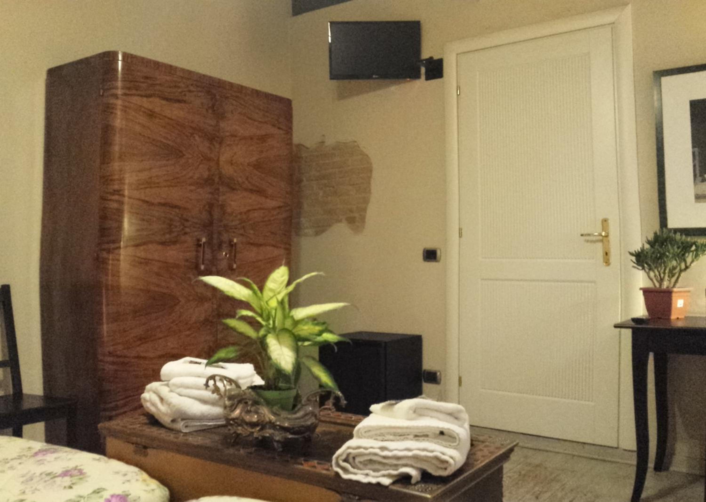 Double or Twin Room - Photo 6