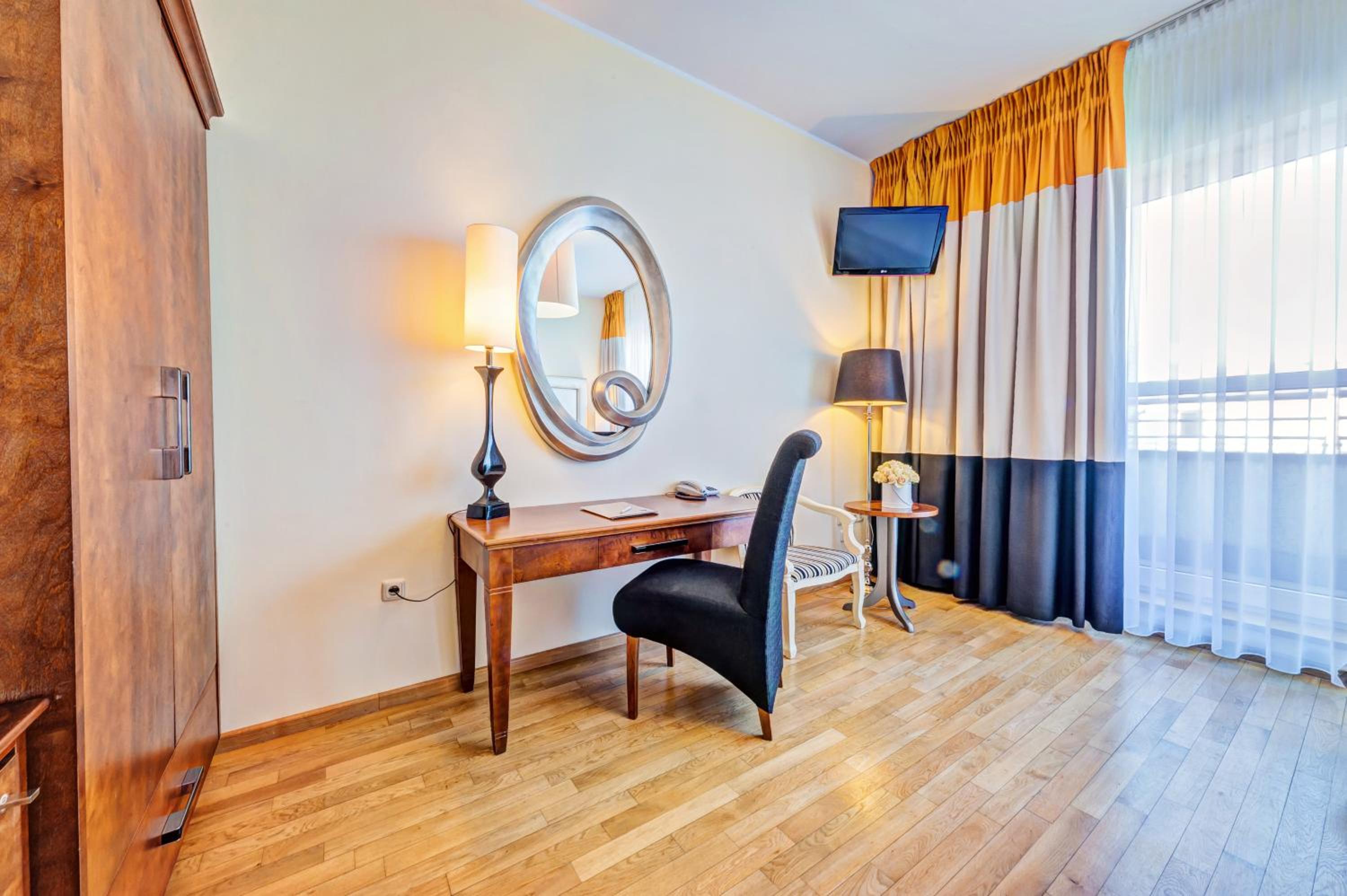 Standard Double or Twin Room - Photo 11