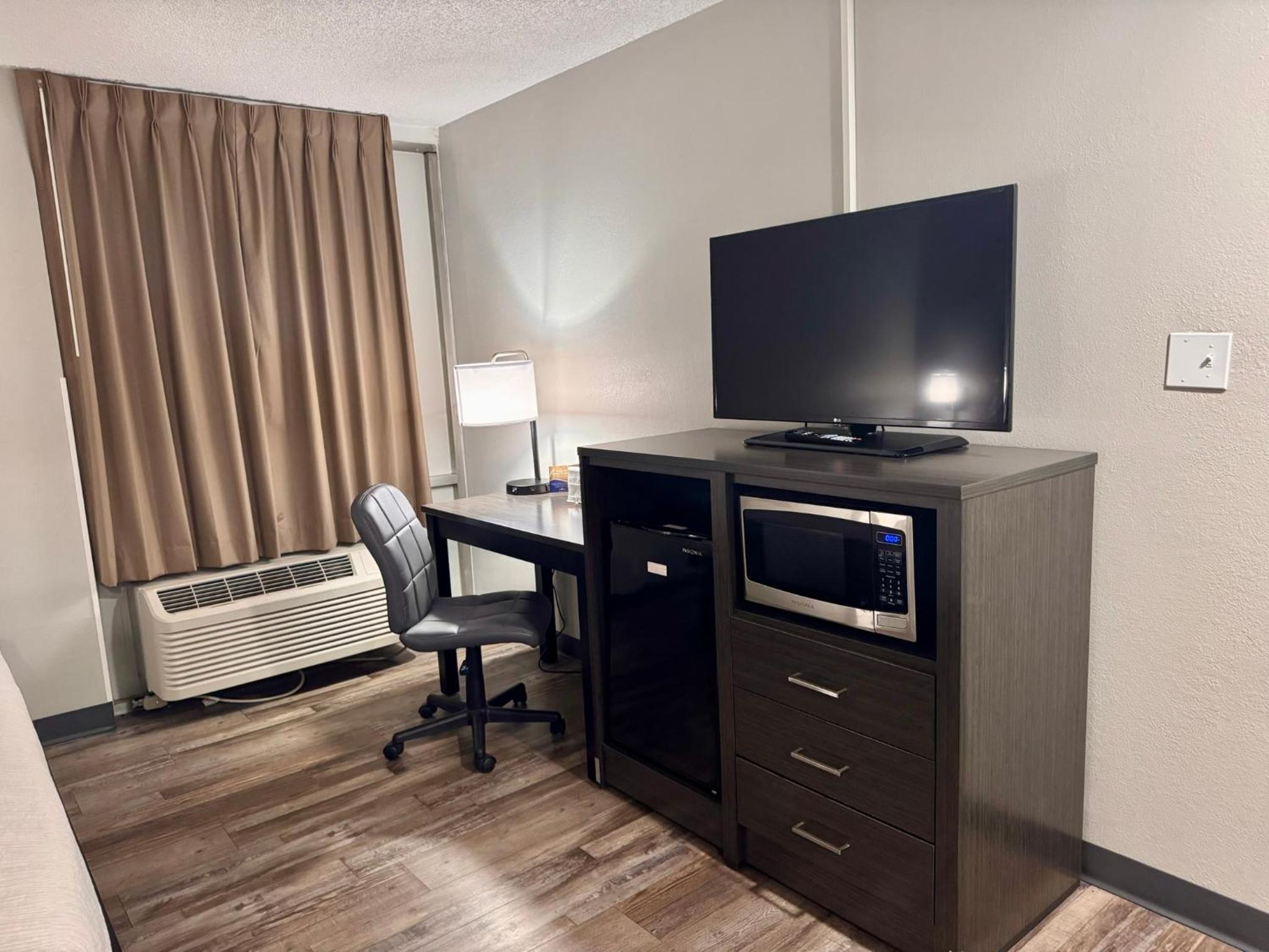 Deluxe King Suite - Non-Smoking - Photo 1