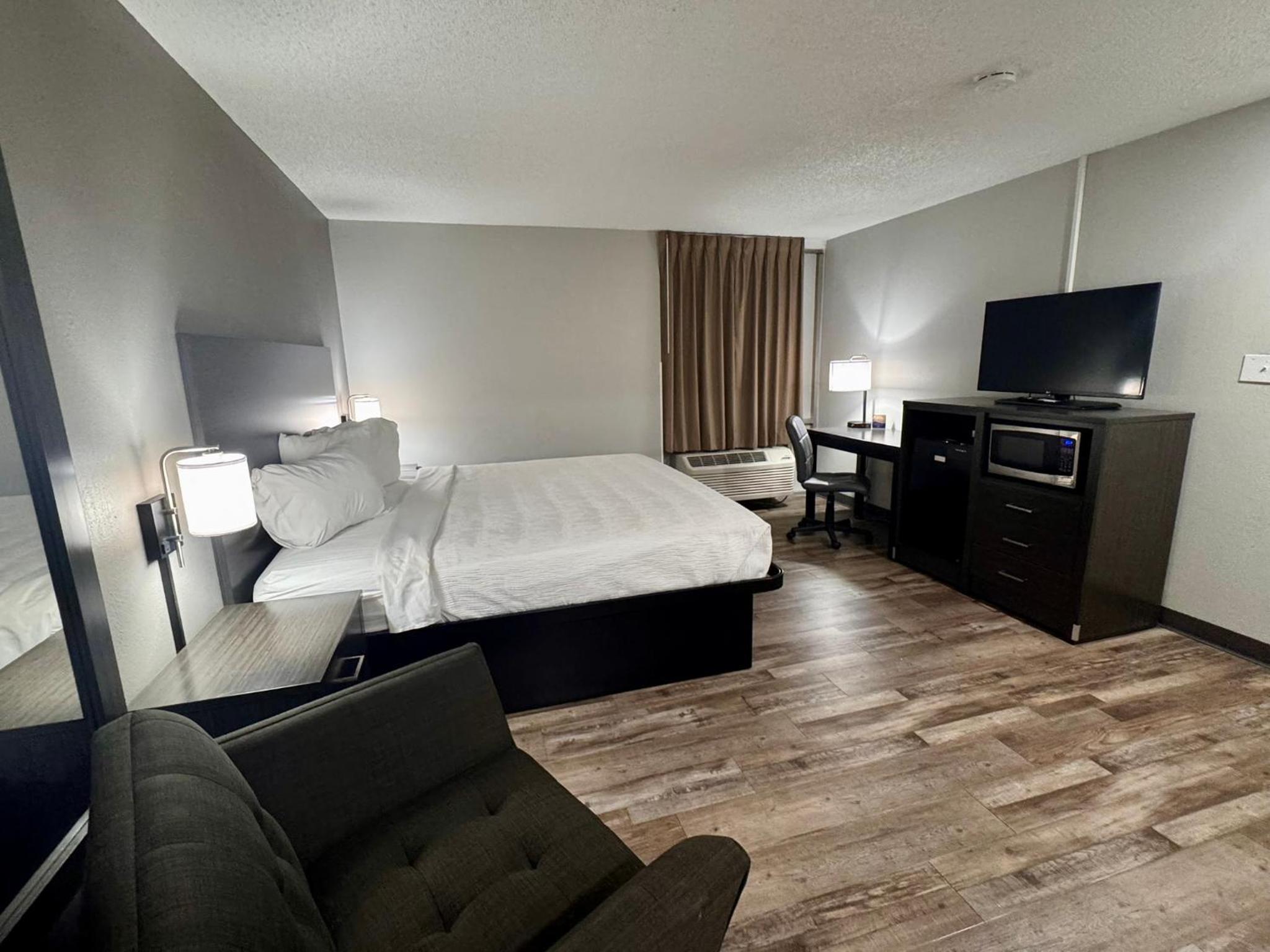 Deluxe King Suite - Non-Smoking - Photo 2
