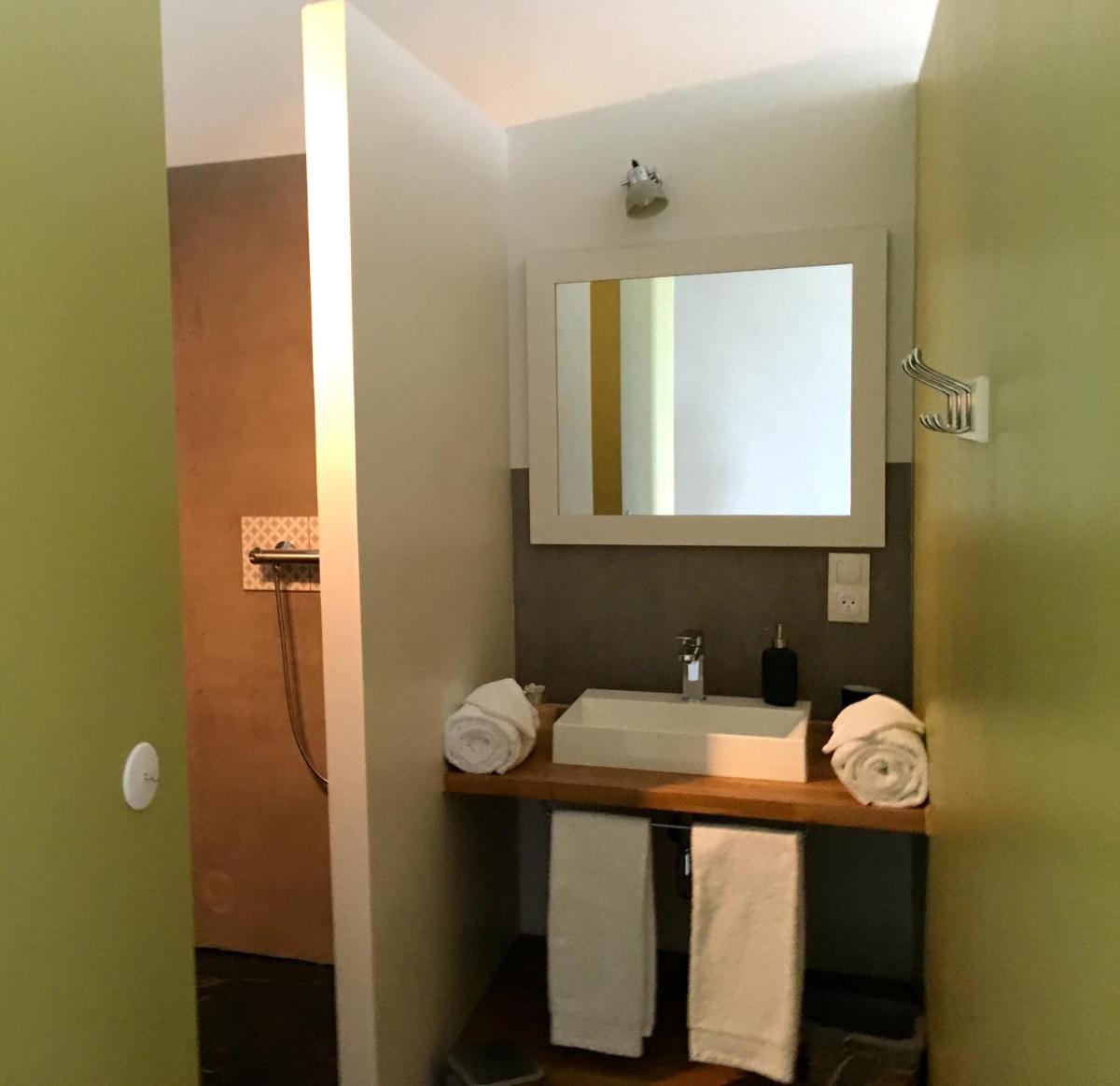 Large Double Room - Photo 4
