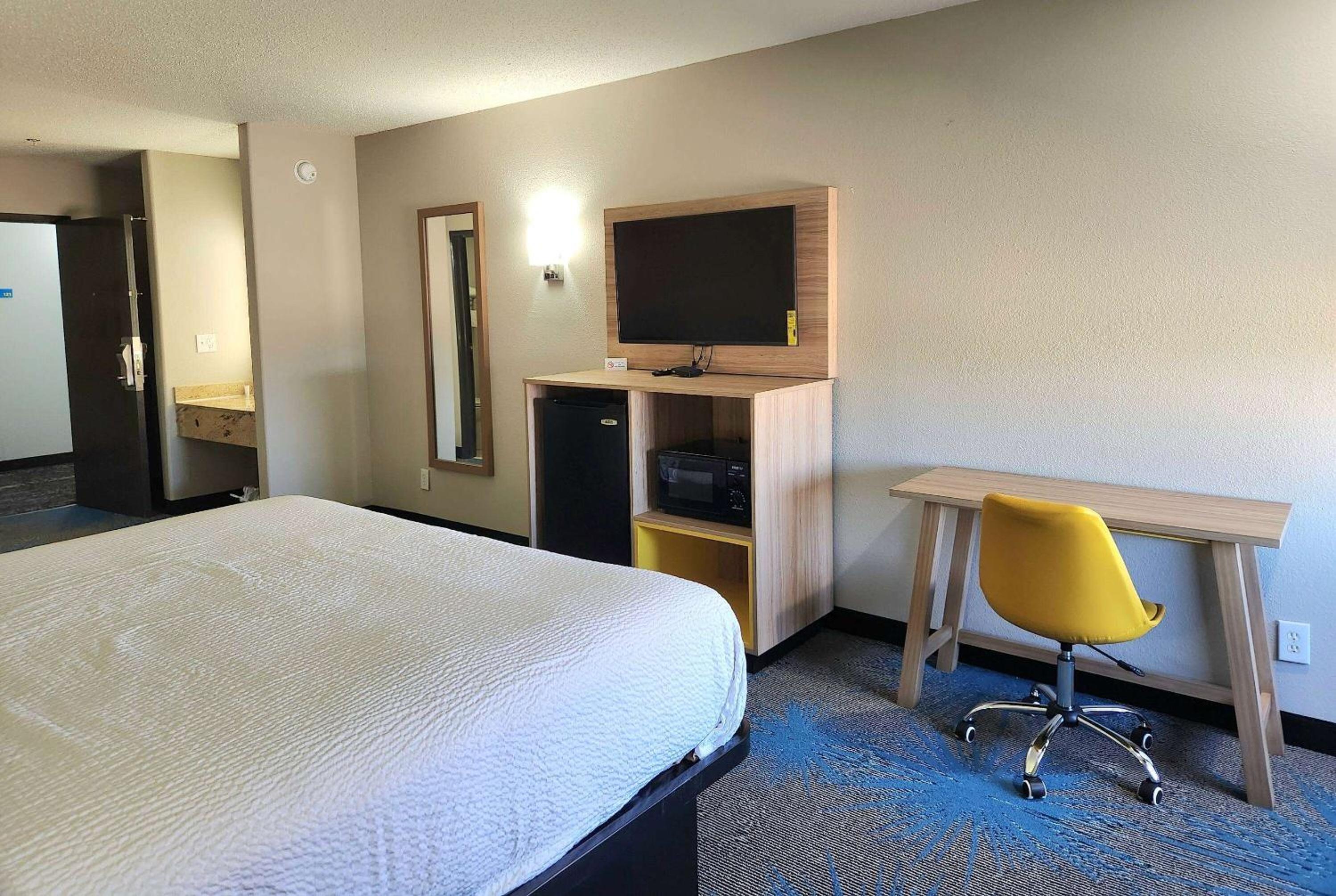 King Room - Non-Smoking - Photo 1