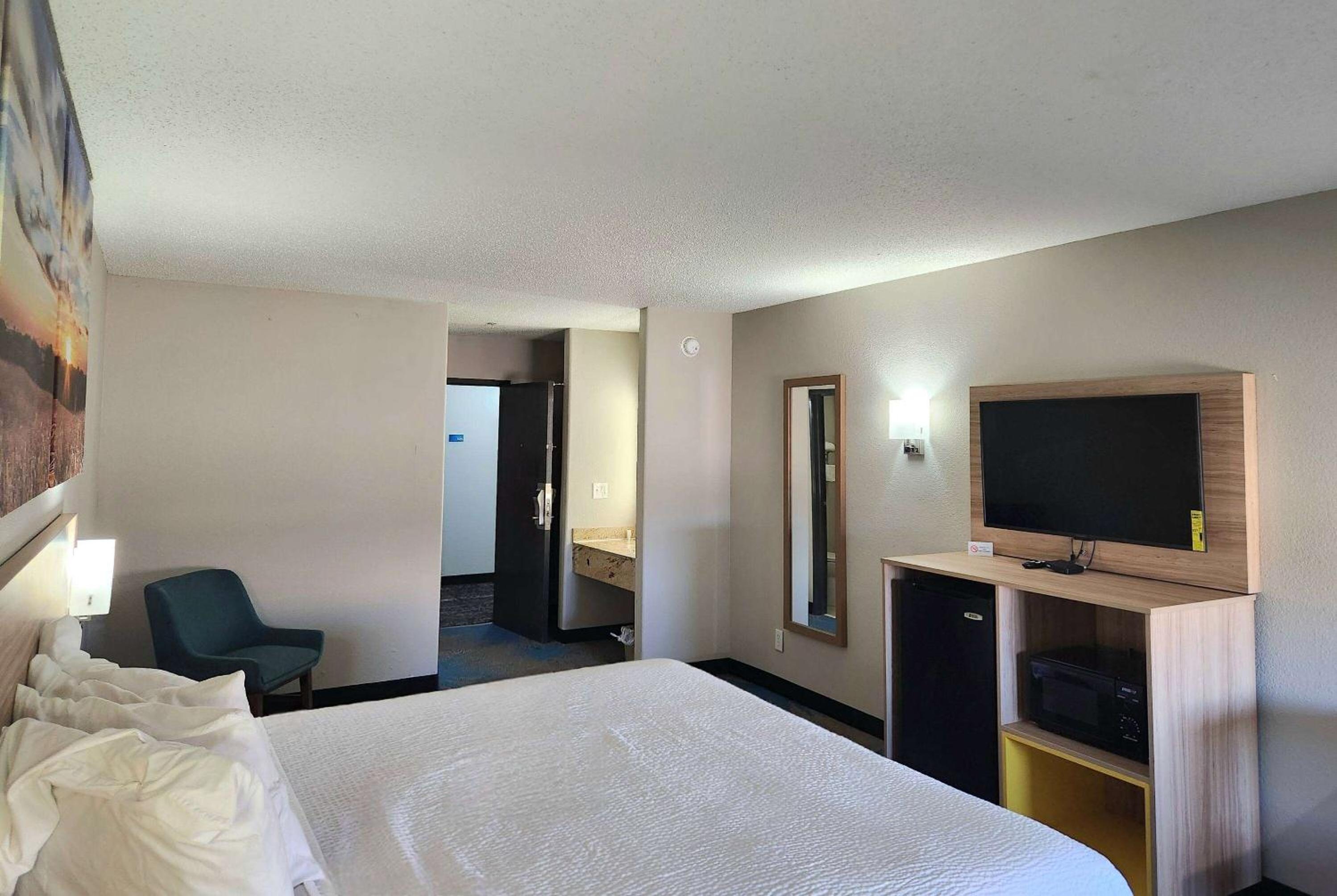 King Room - Non-Smoking - Photo 2