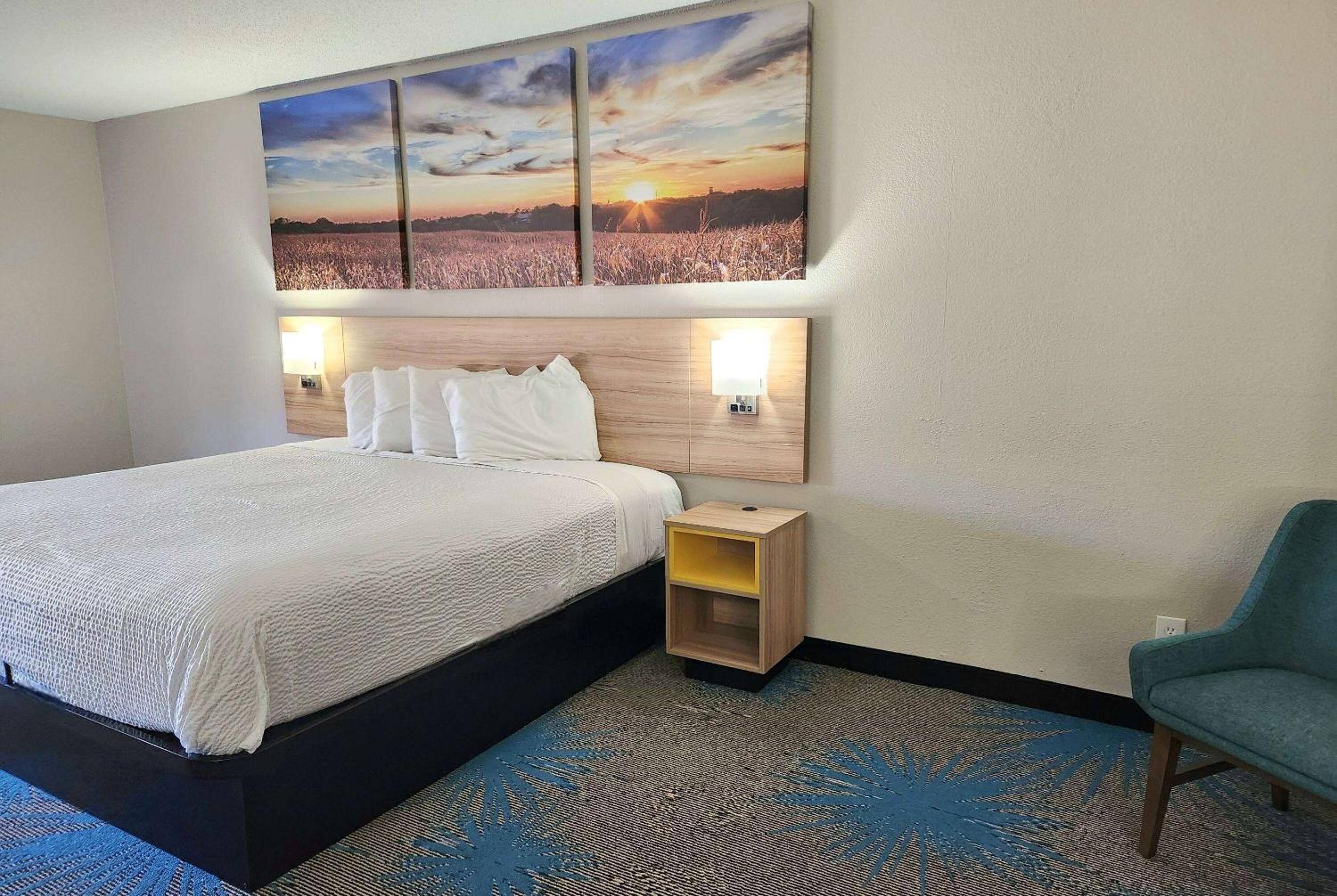 King Room - Non-Smoking - Photo 6