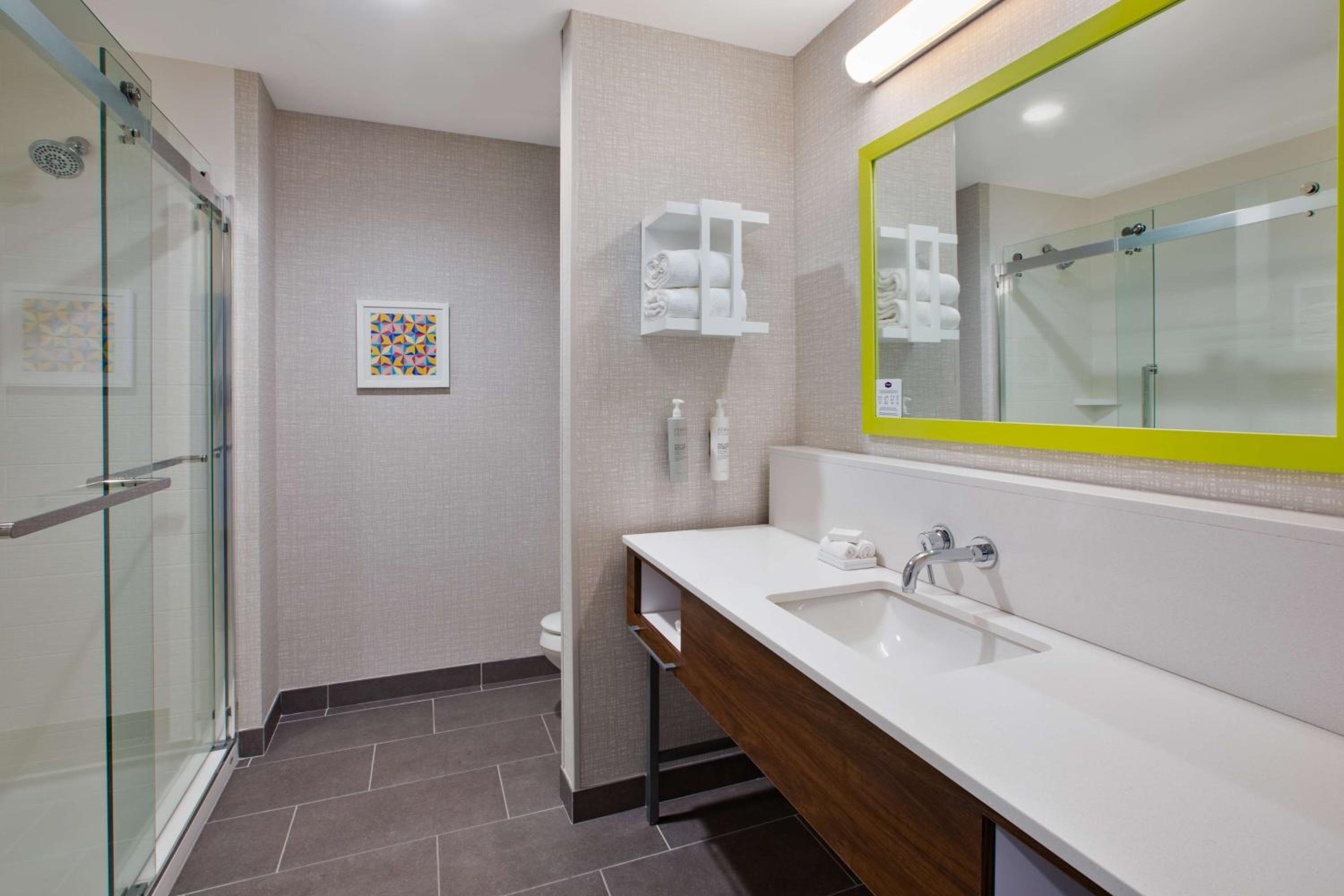 King Room with Microwave and Fridge - Photo 1