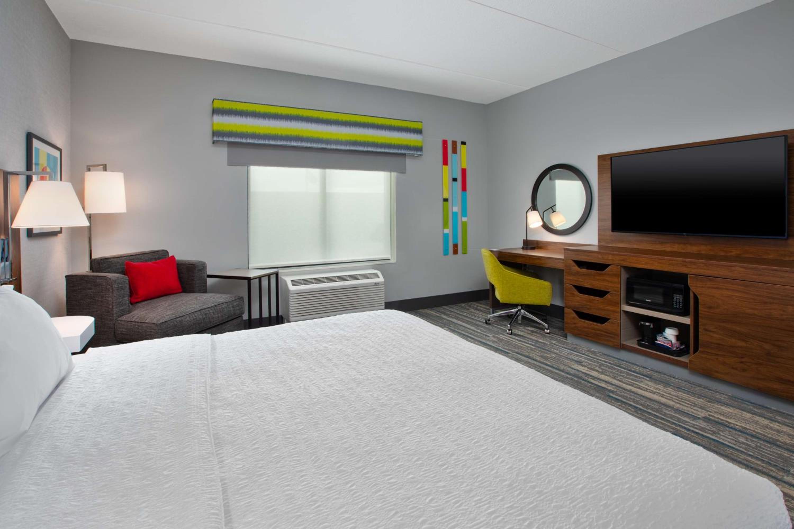 King Room with Tub - Mobility Access - Photo 1