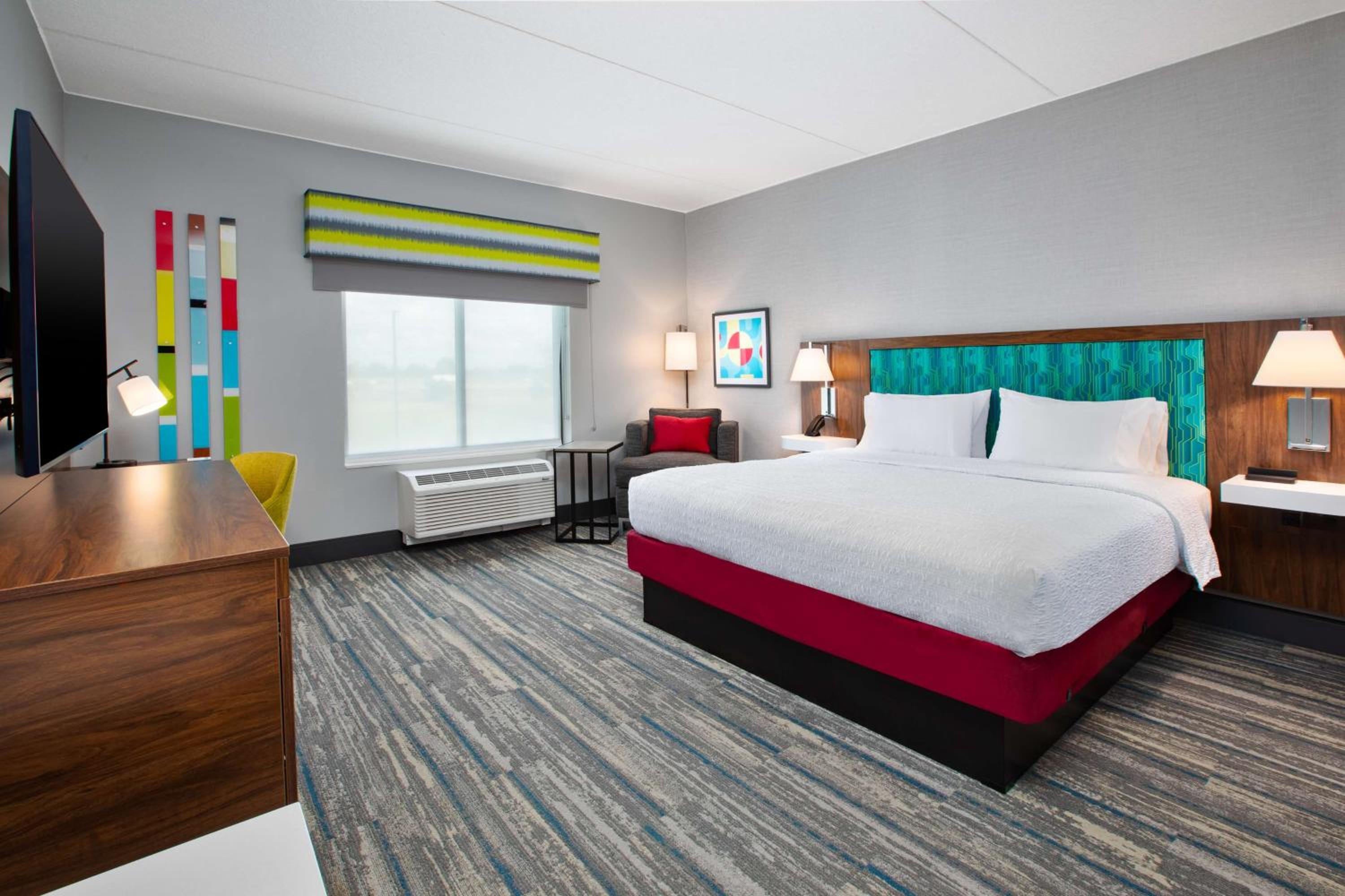 King Room with Microwave and Fridge - Photo 3