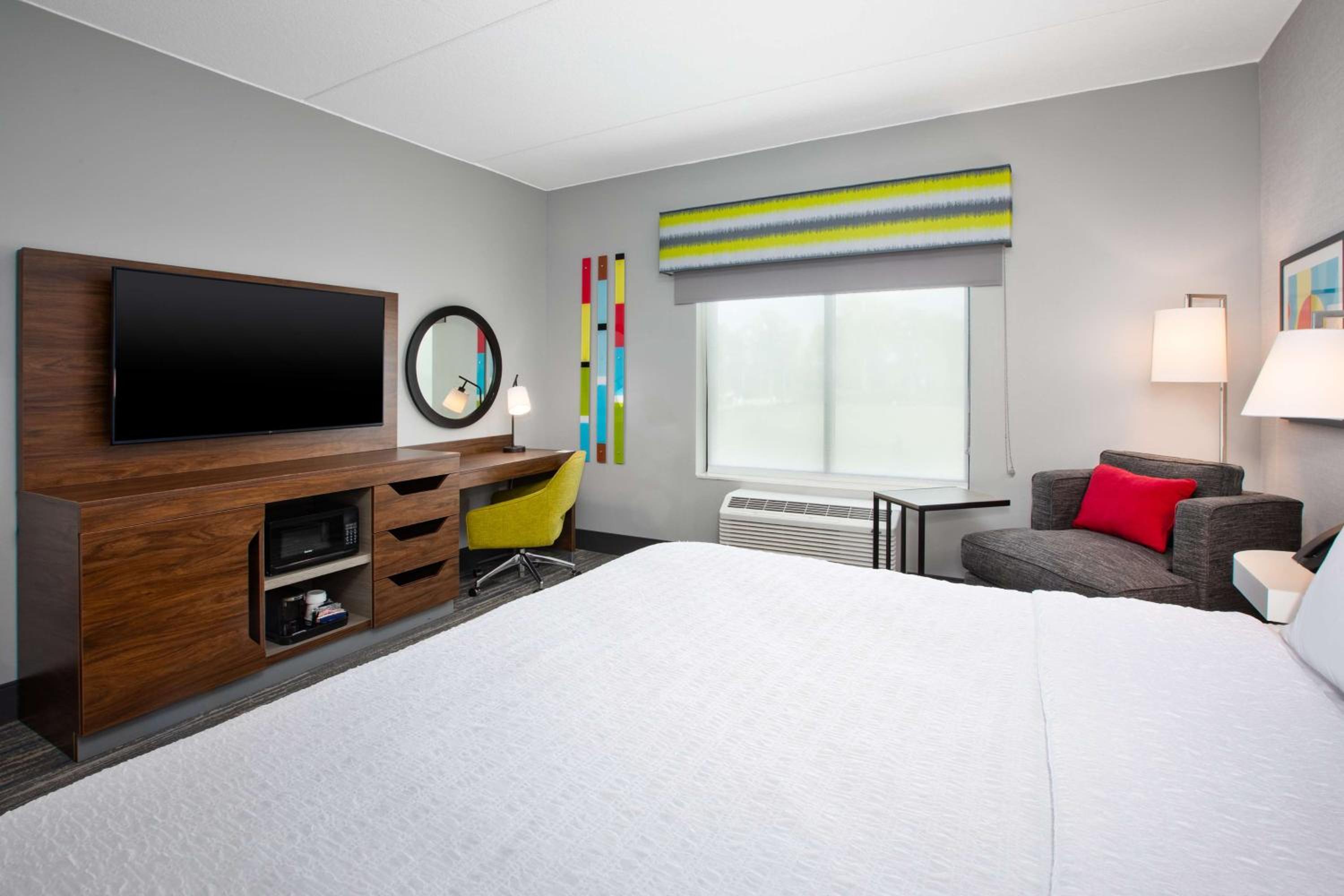 King Room with Microwave and Fridge - Photo 4
