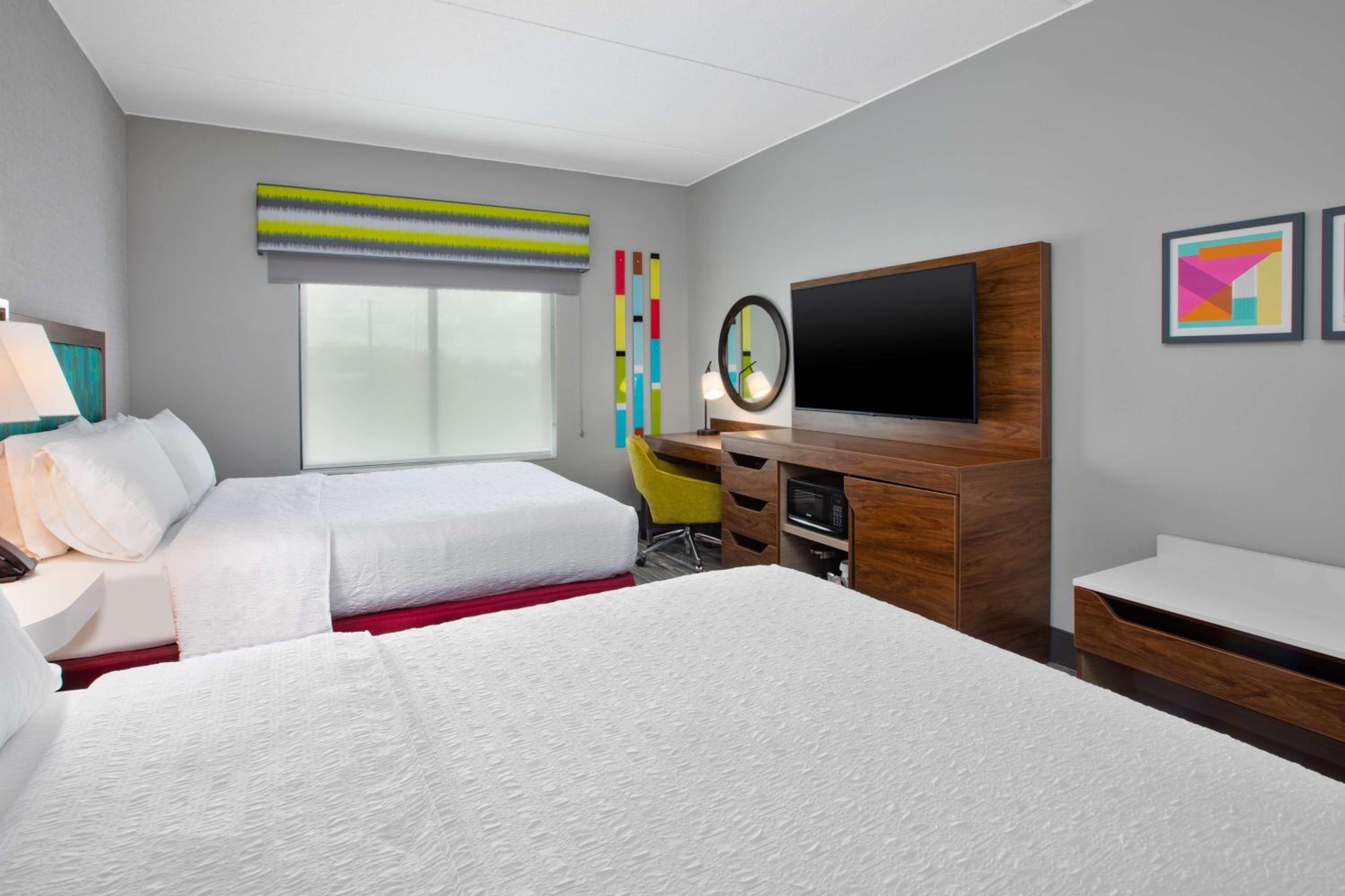 Queen Room with Two Queen Beds - Photo 3
