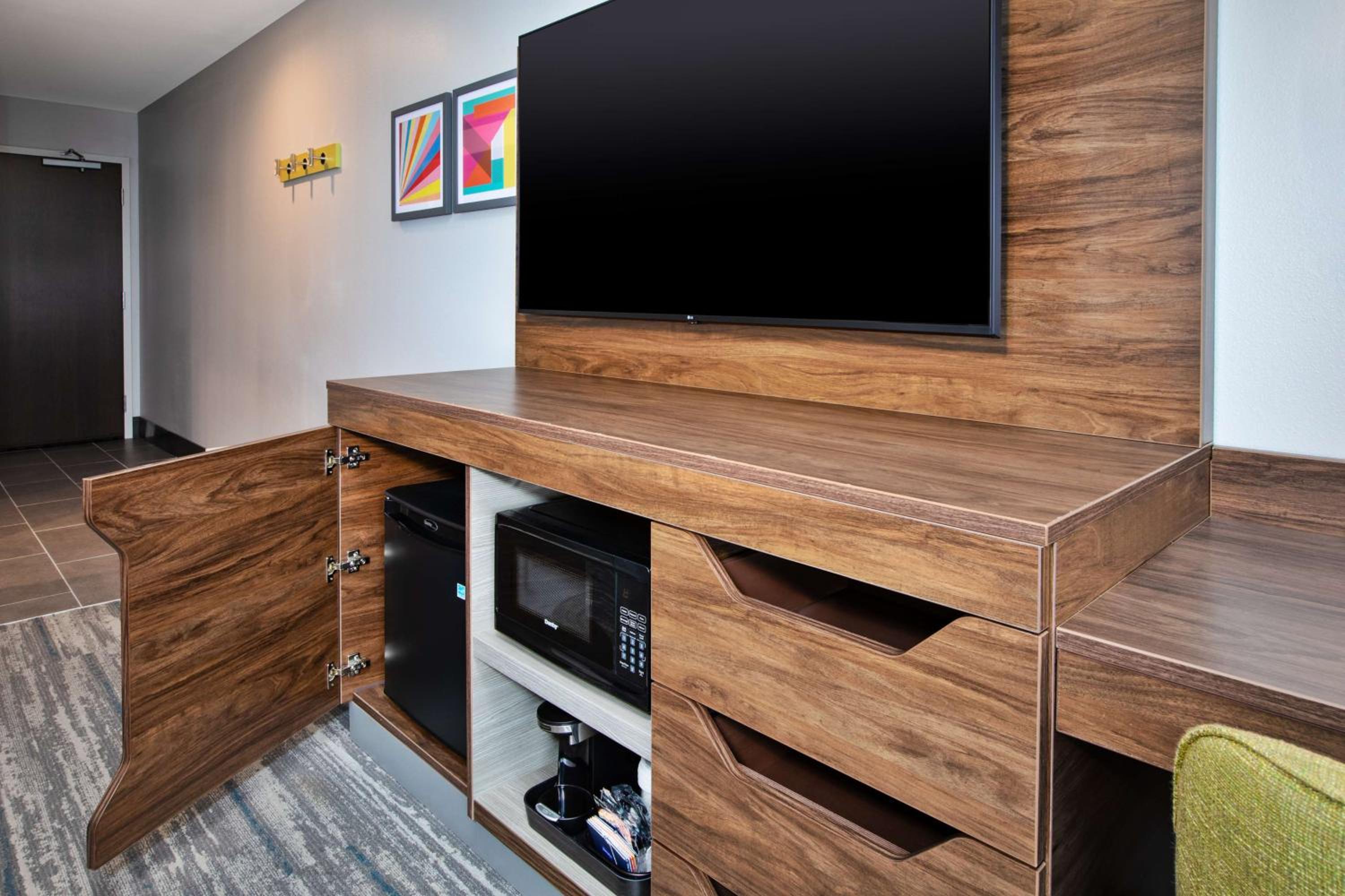 King Room with Microwave and Fridge - Photo 2