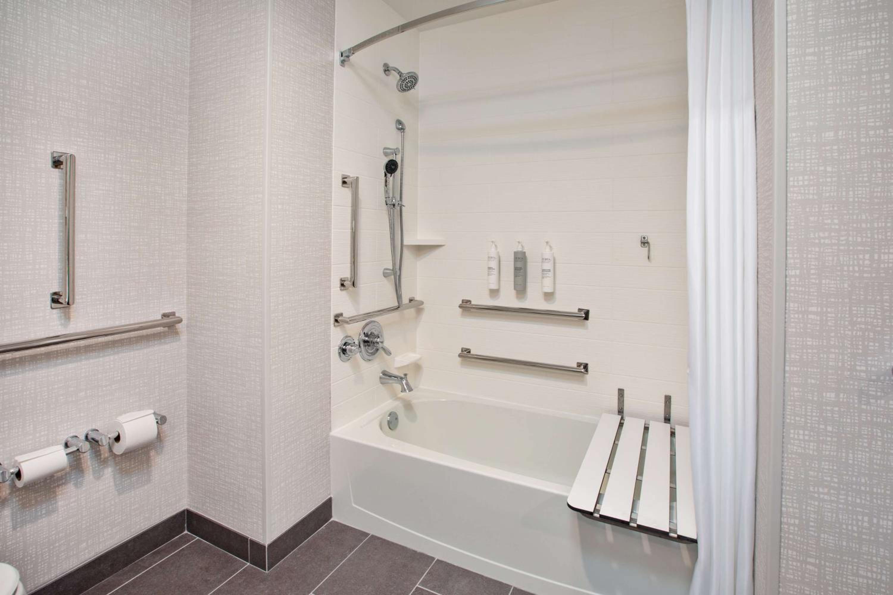 King Room with Tub - Mobility Access - Photo 2