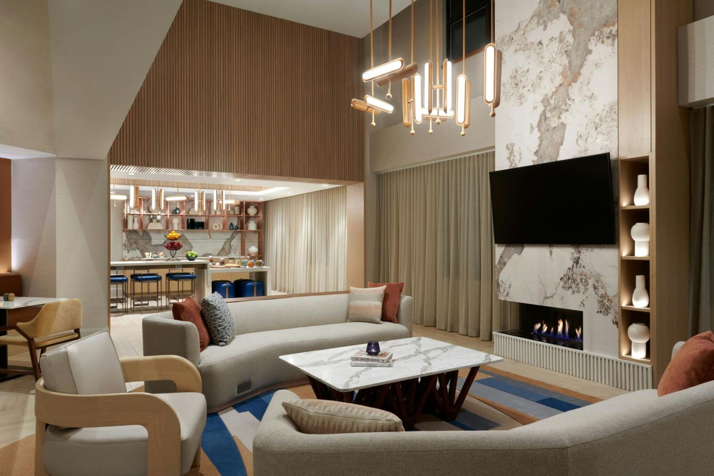 One-Bedroom Junior King Suite - Club Lounge Access