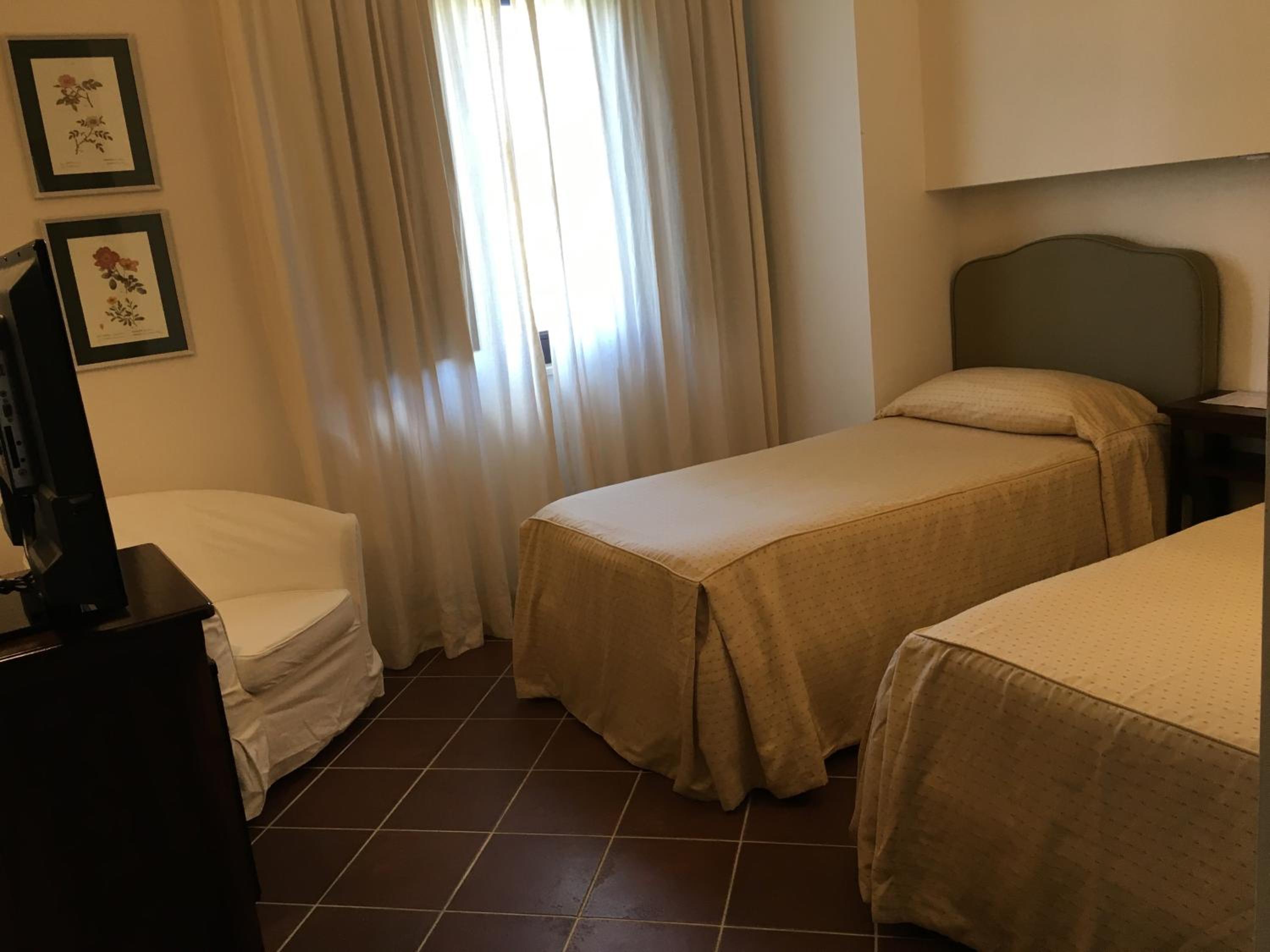 Standard Twin Room - Photo 3