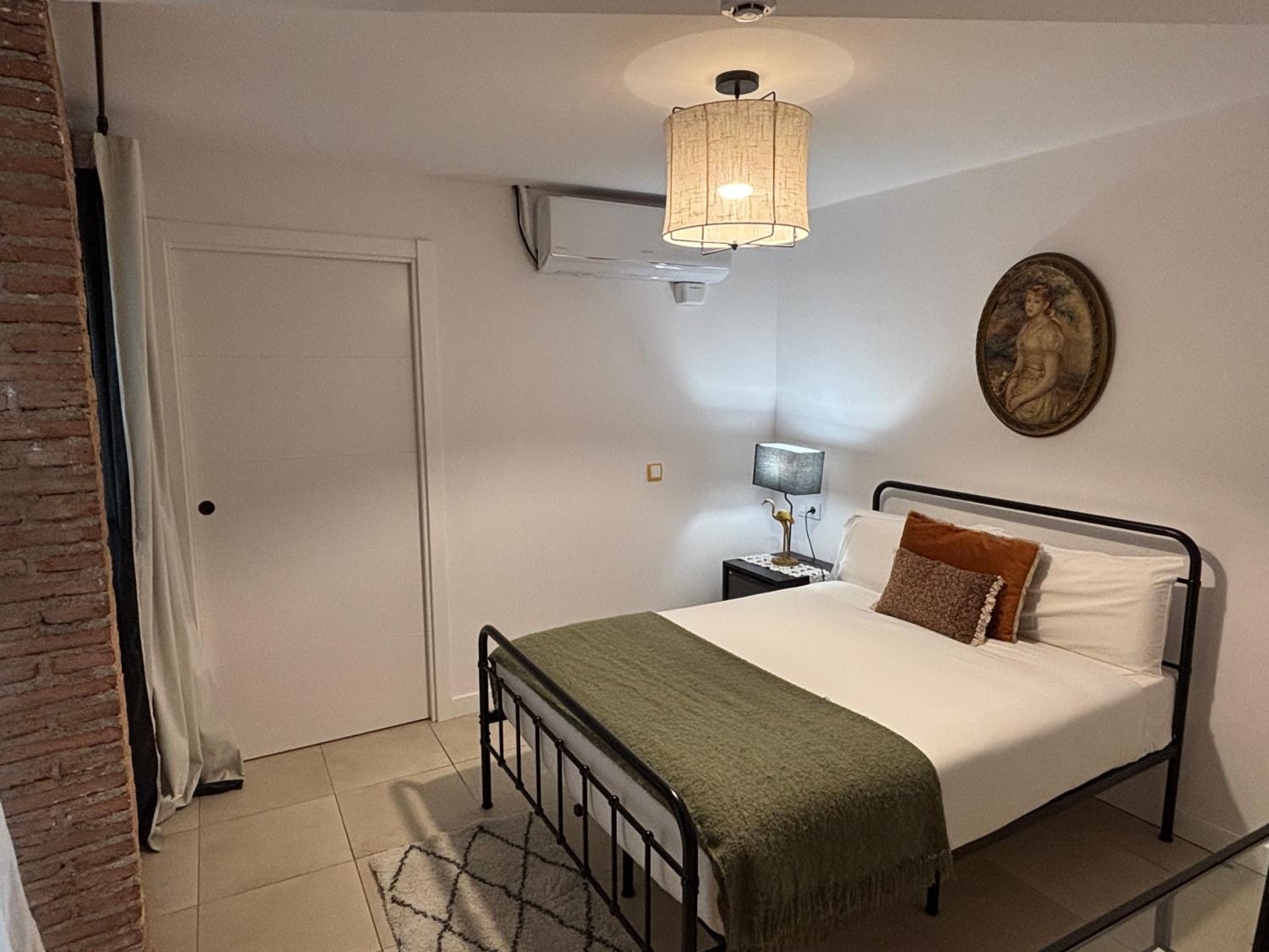 Queen Room - Disability Access - Photo 1