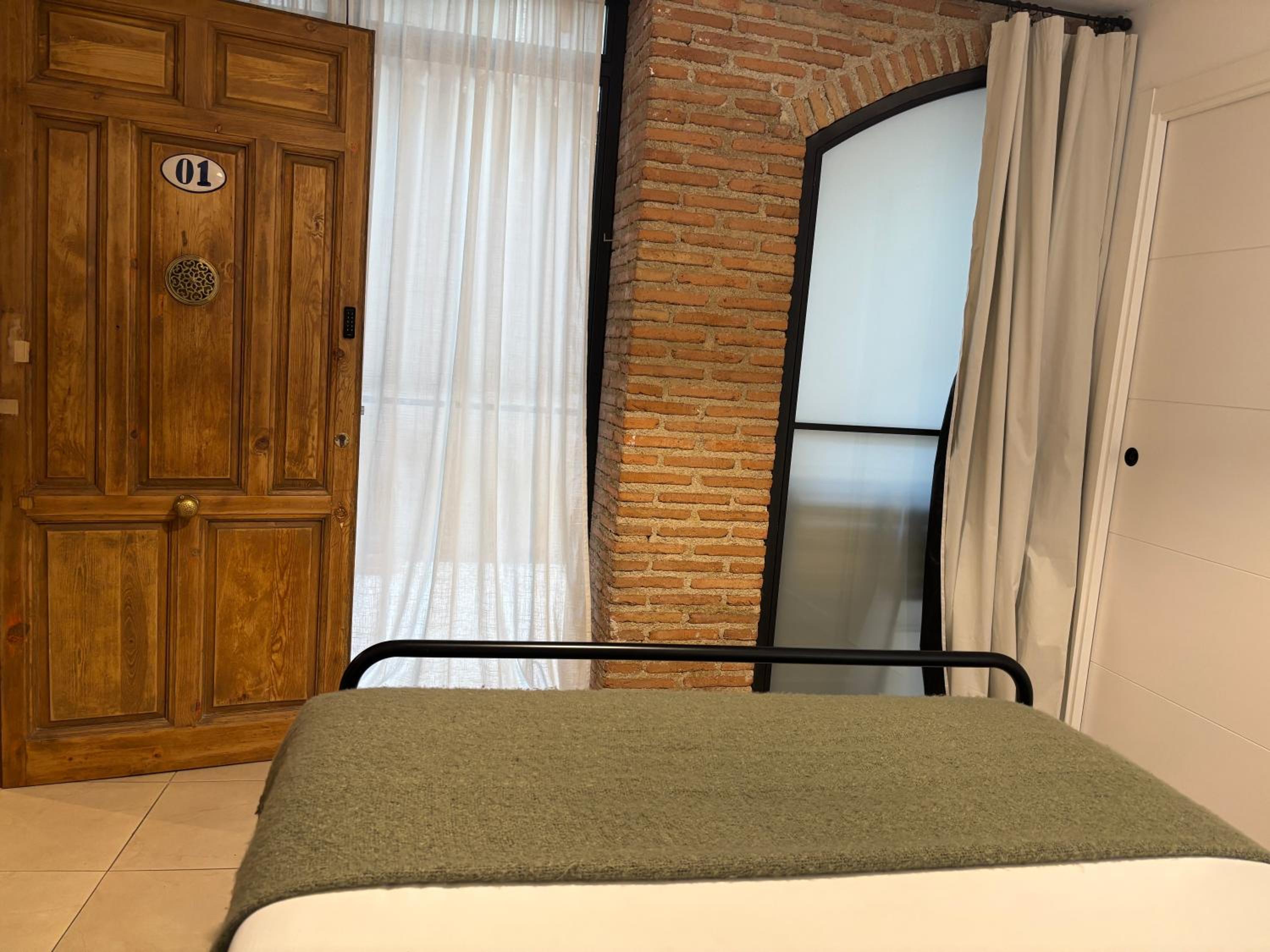 Queen Room - Disability Access - Photo 5