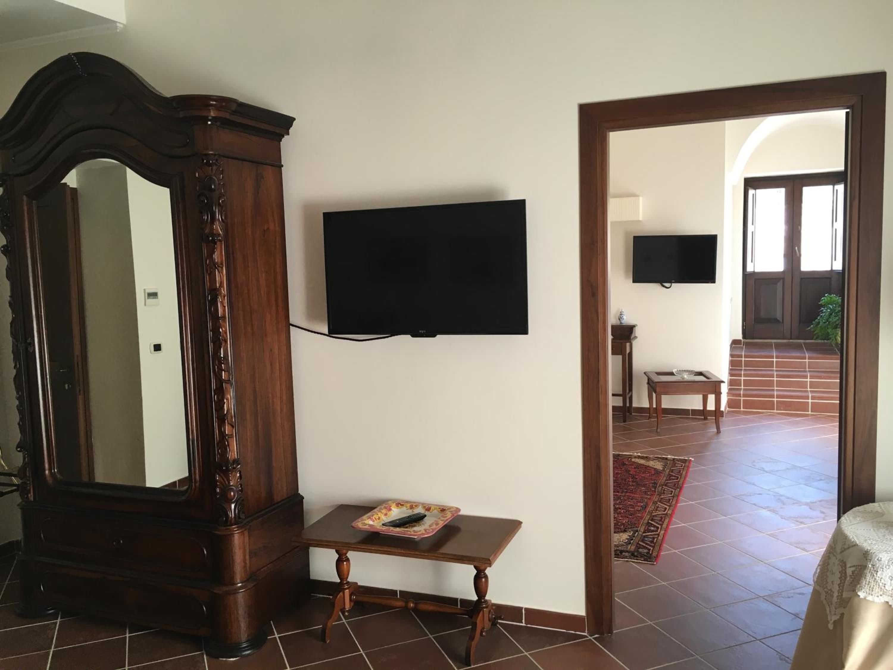 Deluxe Suite - Photo 6