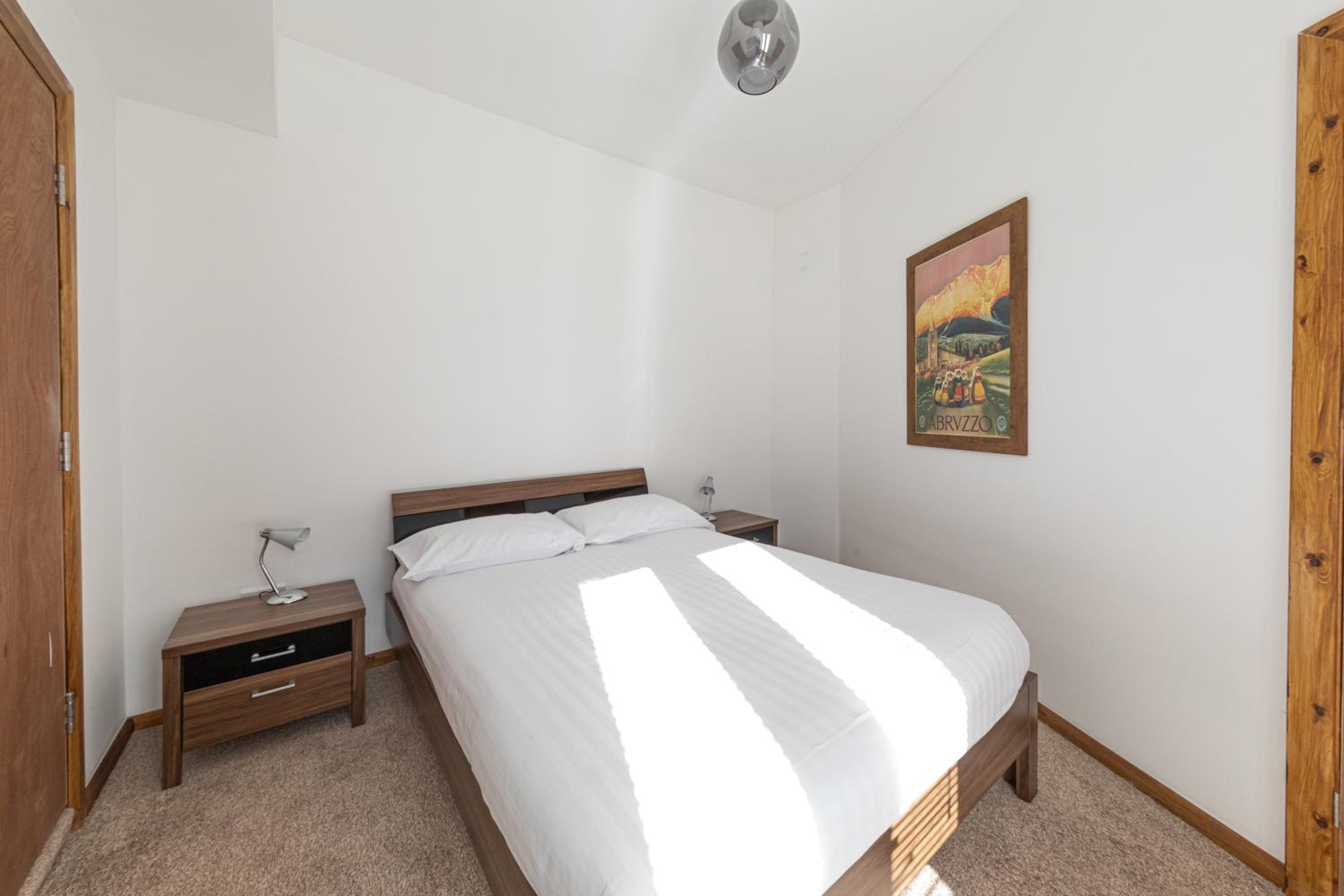 Deluxe One-Bedroom Apartment photo 2