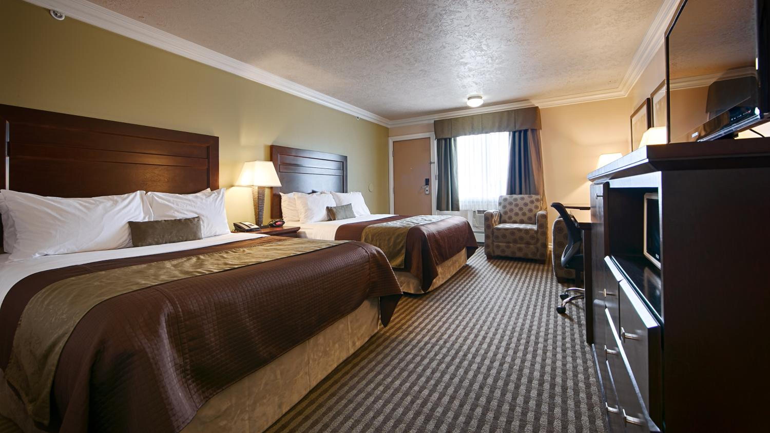Queen Room with Two Queen Beds - Pet Friendly/Non-Smoking/Exterior Access - Photo 2