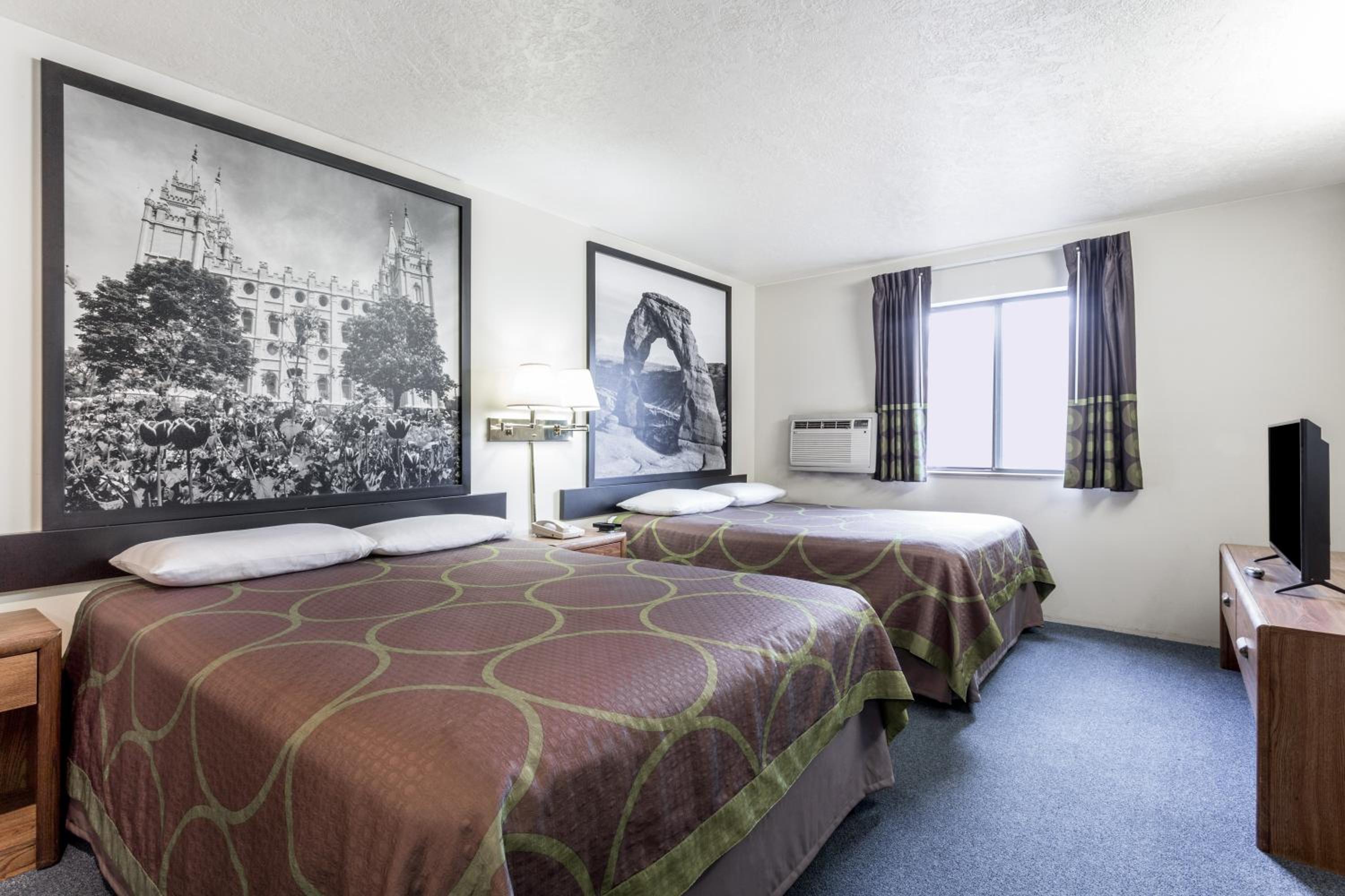 Queen Room with Two Queen Beds - Non-Smoking - Photo 3