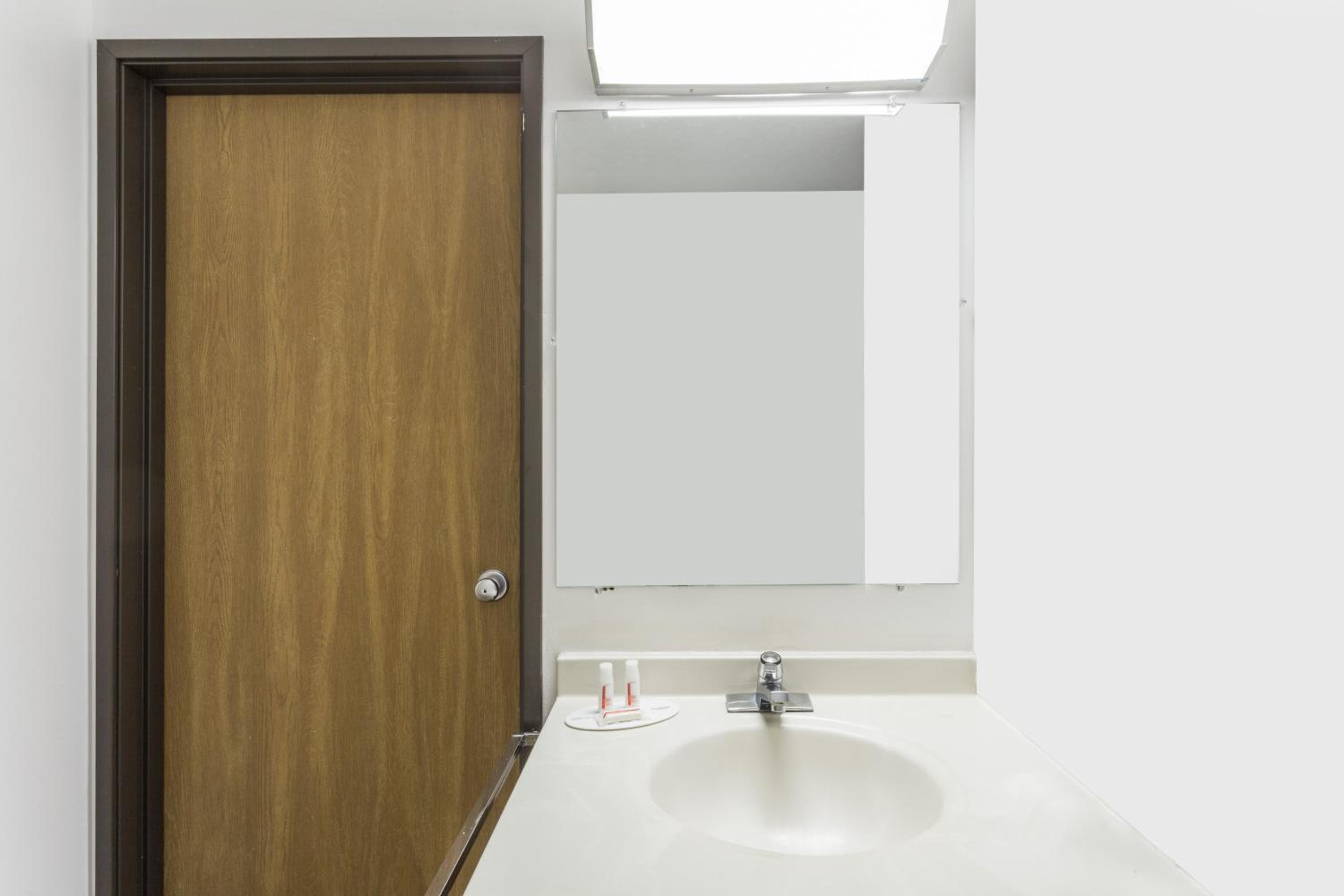 King Room - Non-Smoking - Photo 3