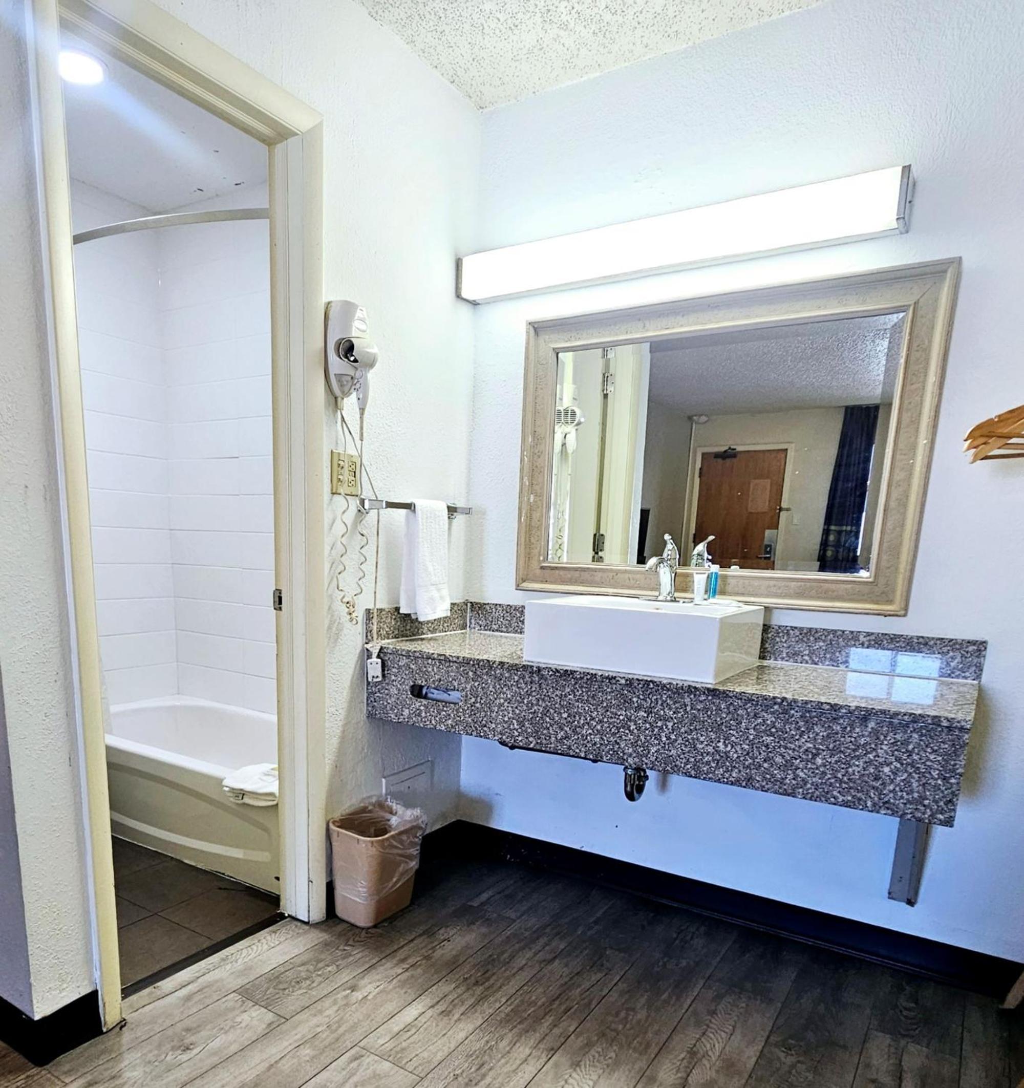 King Room - Non-Smoking - Photo 2