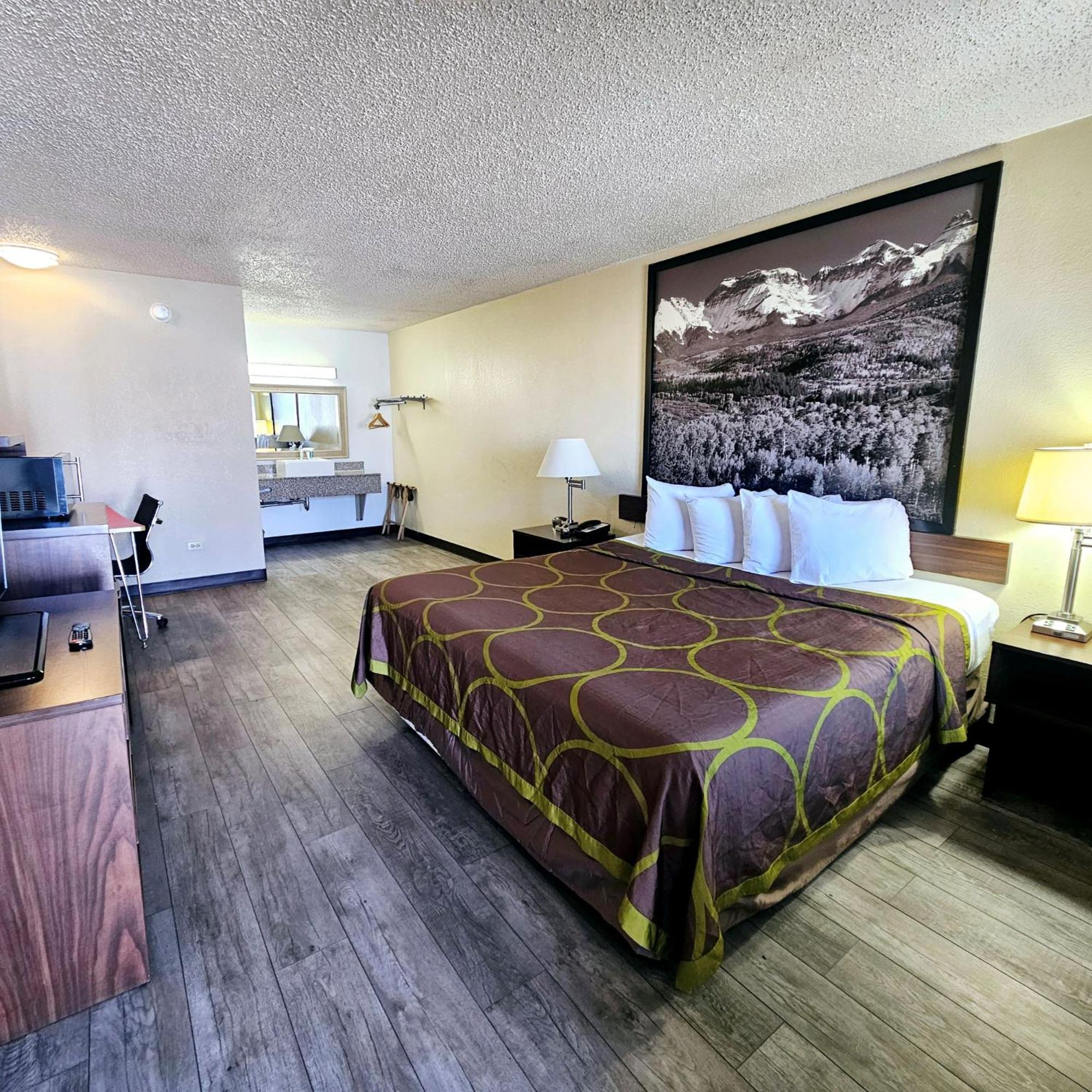 King Room - Non-Smoking - Photo 4