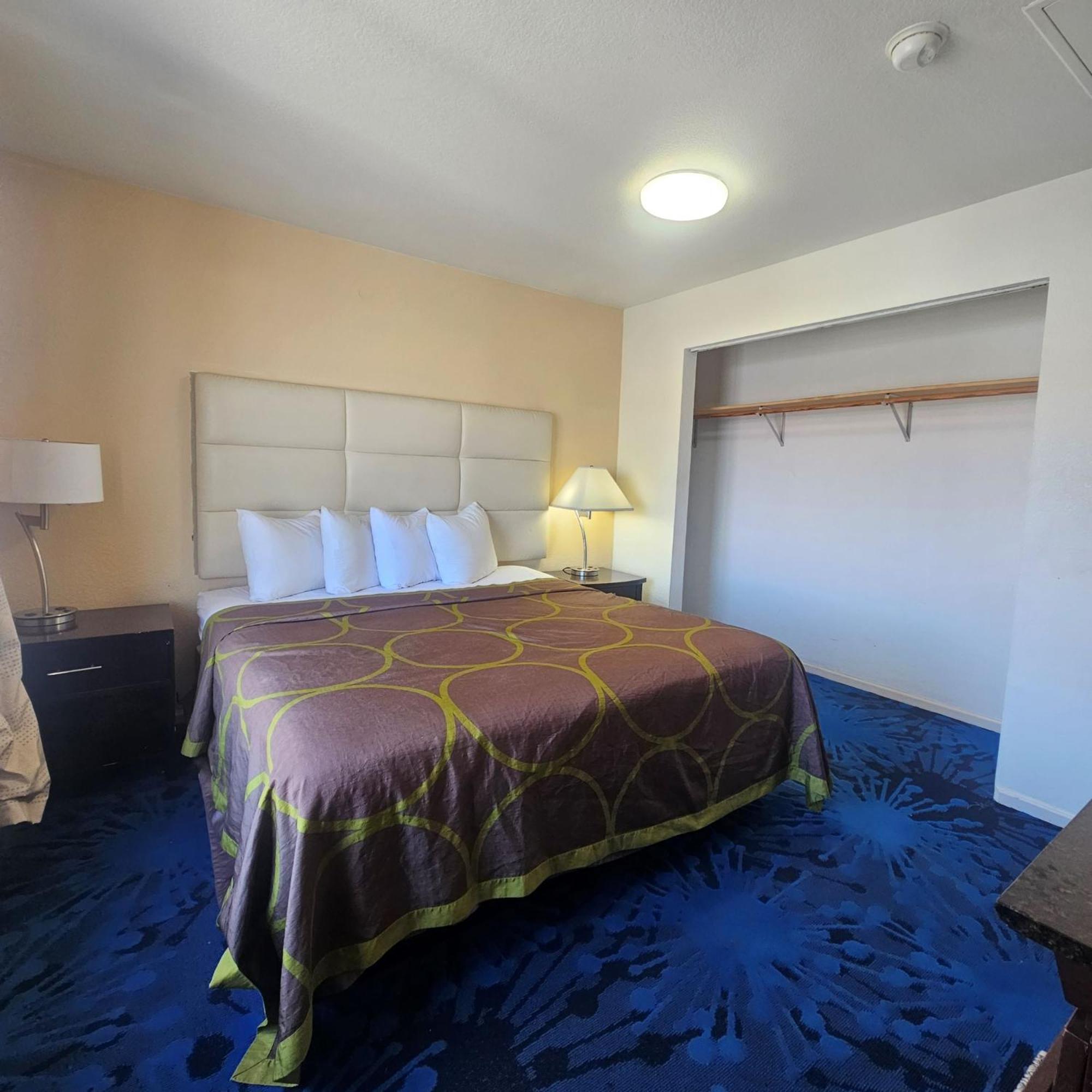 King Suite - Non-Smoking - Photo 3