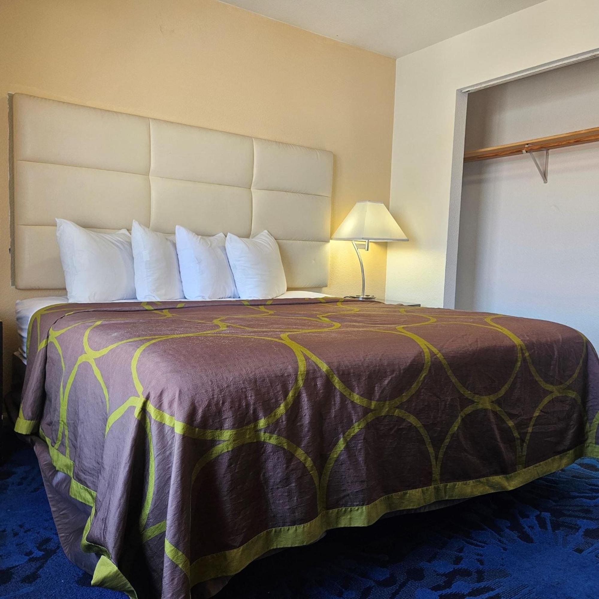 King Suite - Non-Smoking - Photo 4